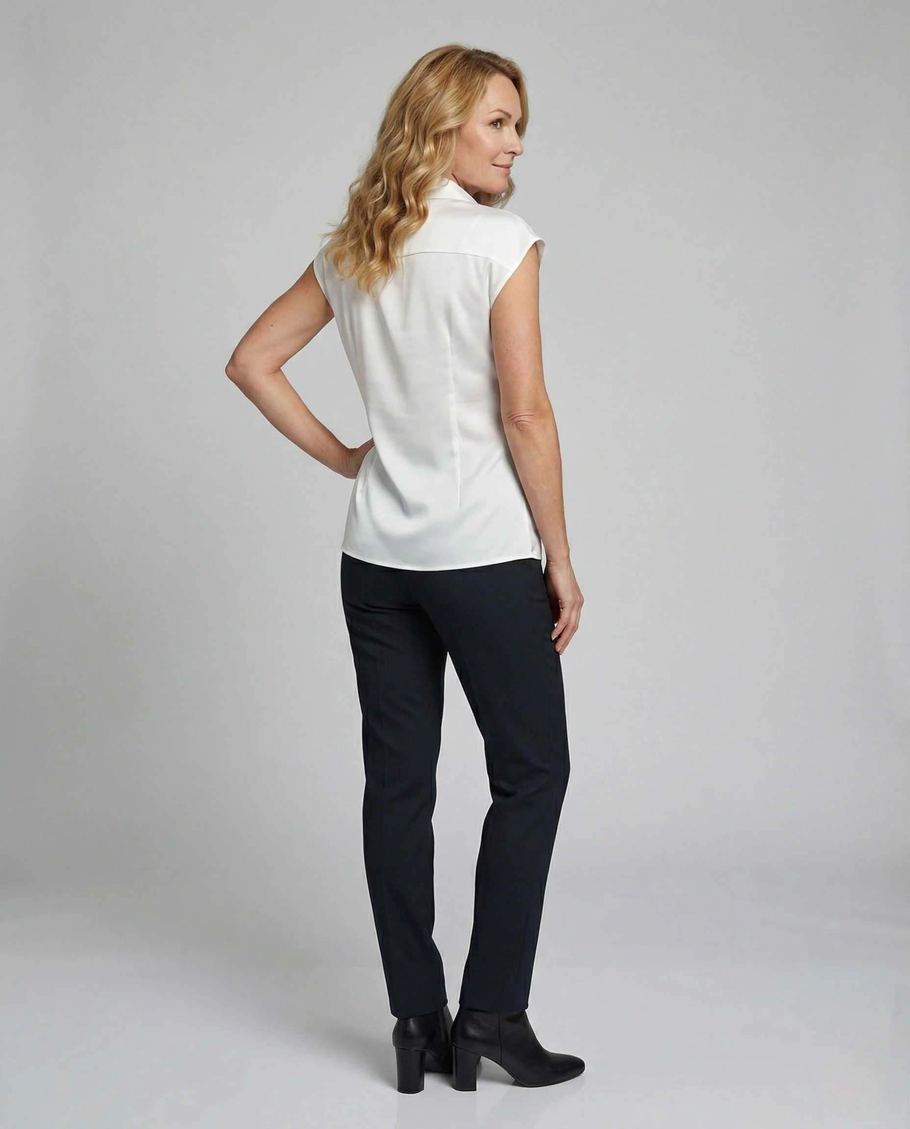 Damen Ärmellose Satinbluse mit Drehdetail - Image 4