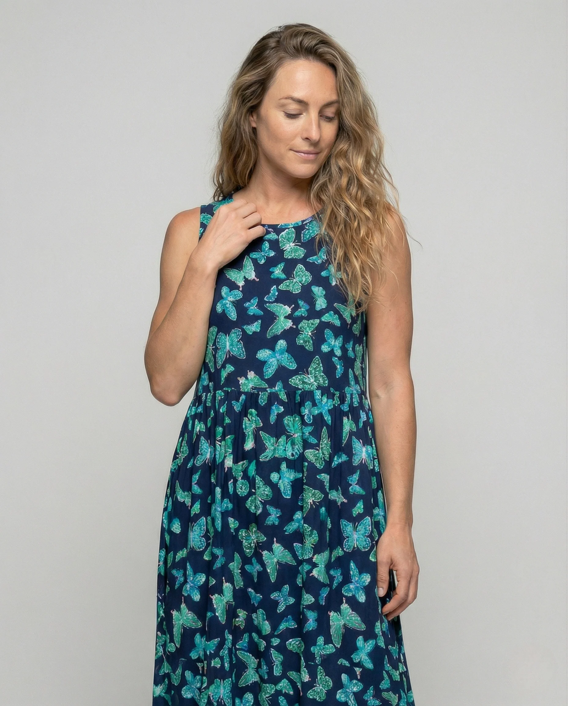 Damen Ärmelloses Maxikleid mit Schmetterlingsprint - Image 2