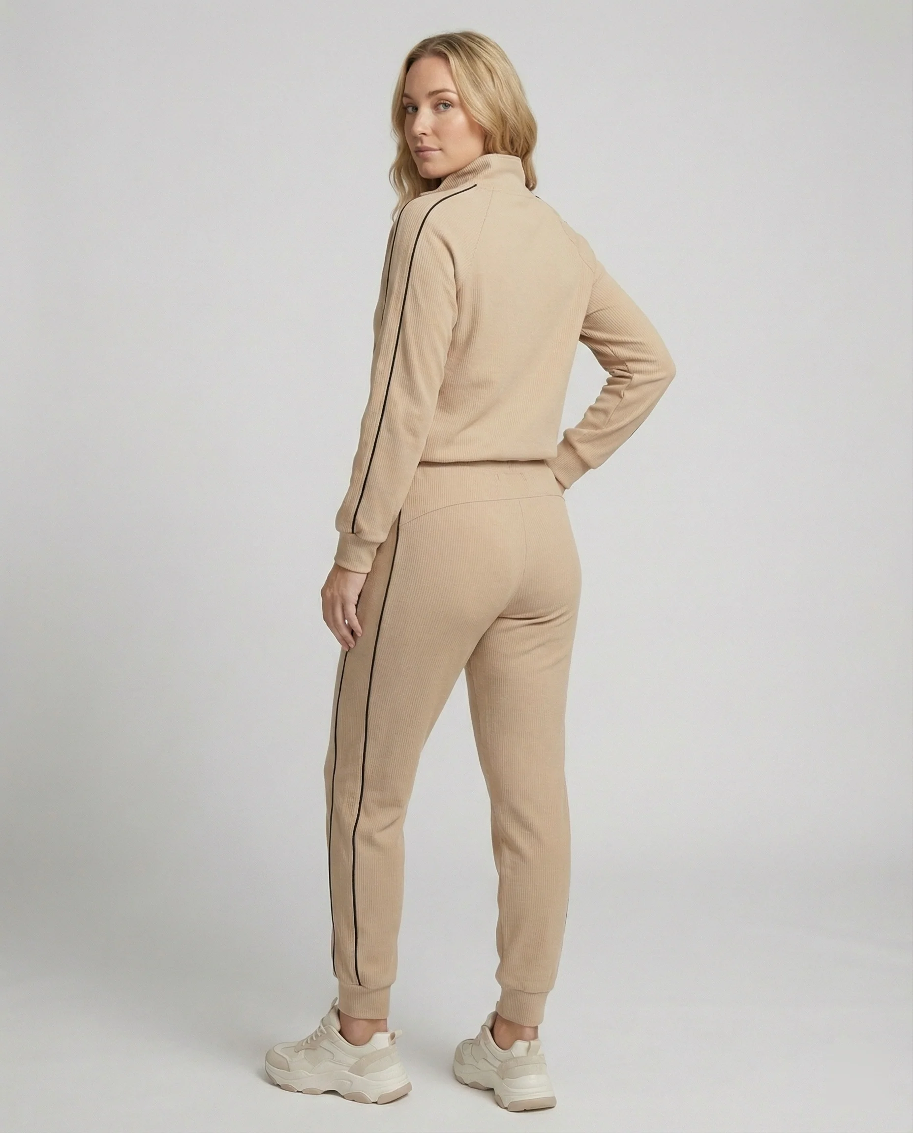 Athletisches Strick-Trainingsset mit hochschließendem Kragen Raglanärmeln und schmal zulaufender Joggerhose Heidi Mode - Image 3