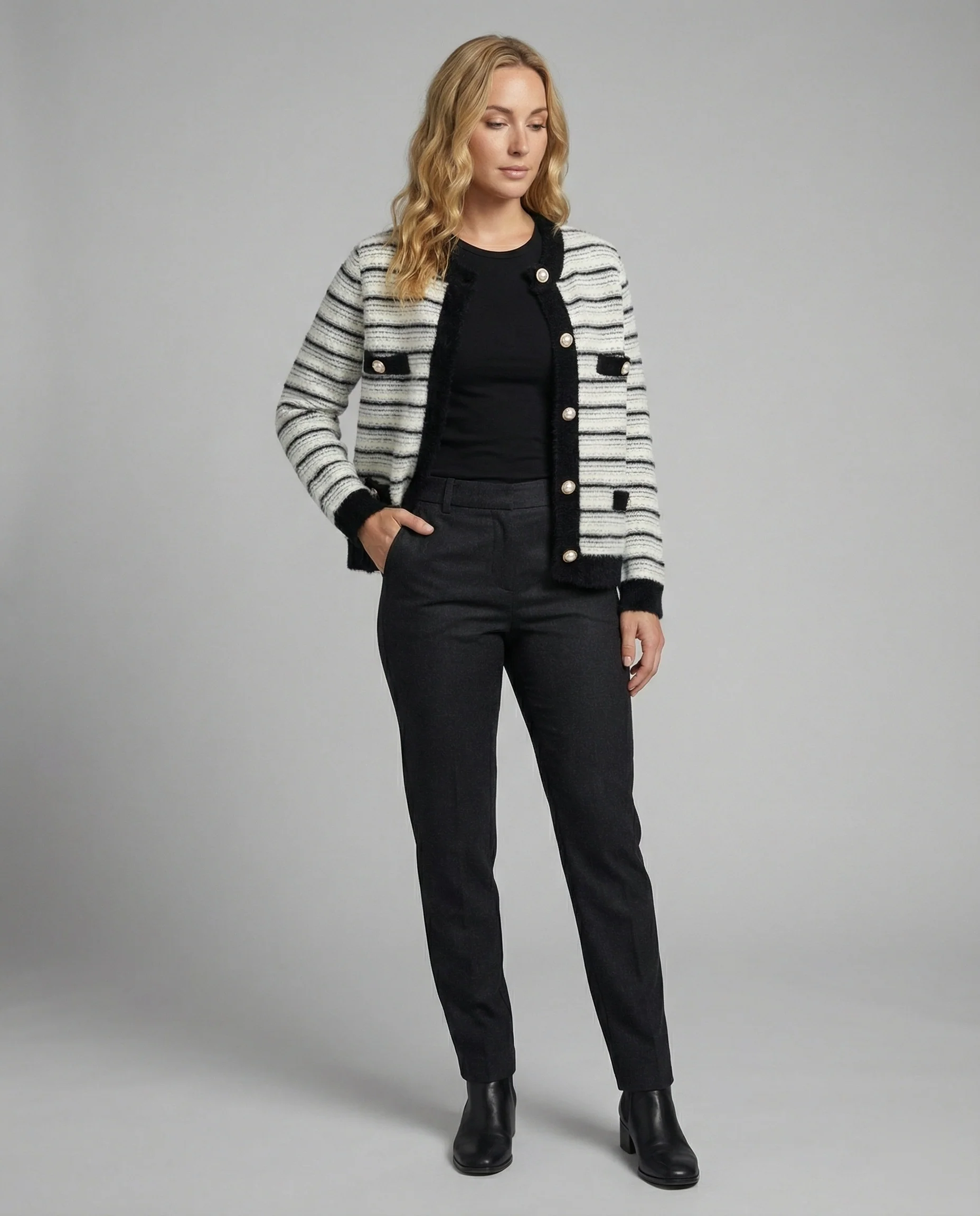 Bouclé-Strickjacke mit Kontrastbesatz, Perlenknopfleiste und Pattentaschen Heidi Mode