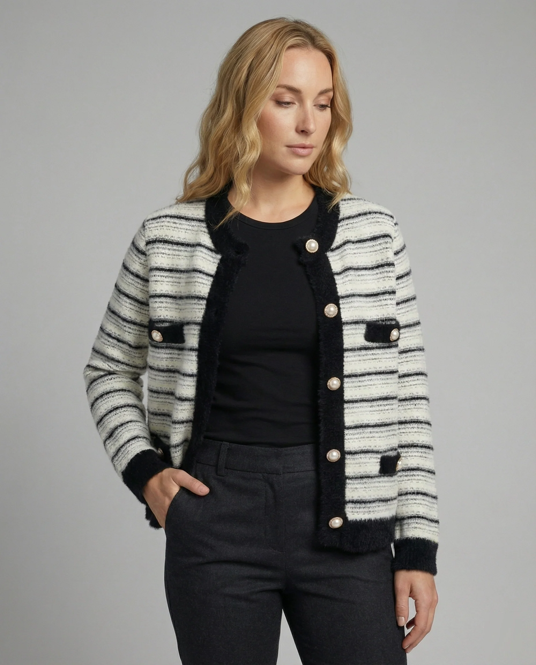 Bouclé-Strickjacke mit Kontrastbesatz, Perlenknopfleiste und Pattentaschen Heidi Mode - Image 2