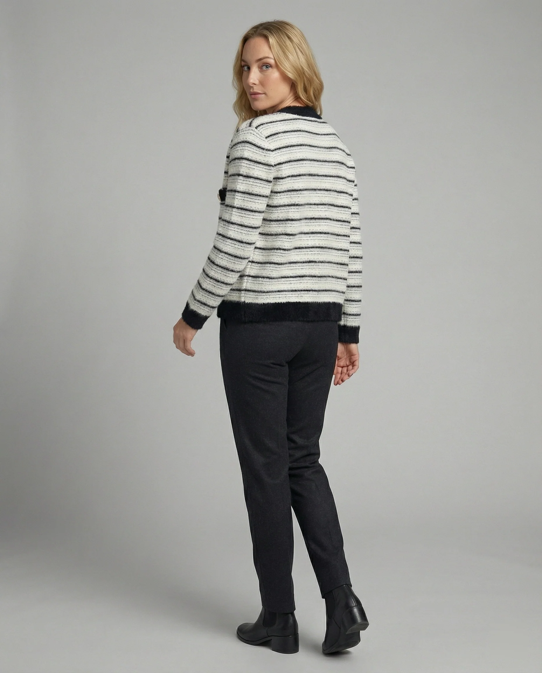 Bouclé-Strickjacke mit Kontrastbesatz, Perlenknopfleiste und Pattentaschen Heidi Mode - Image 3