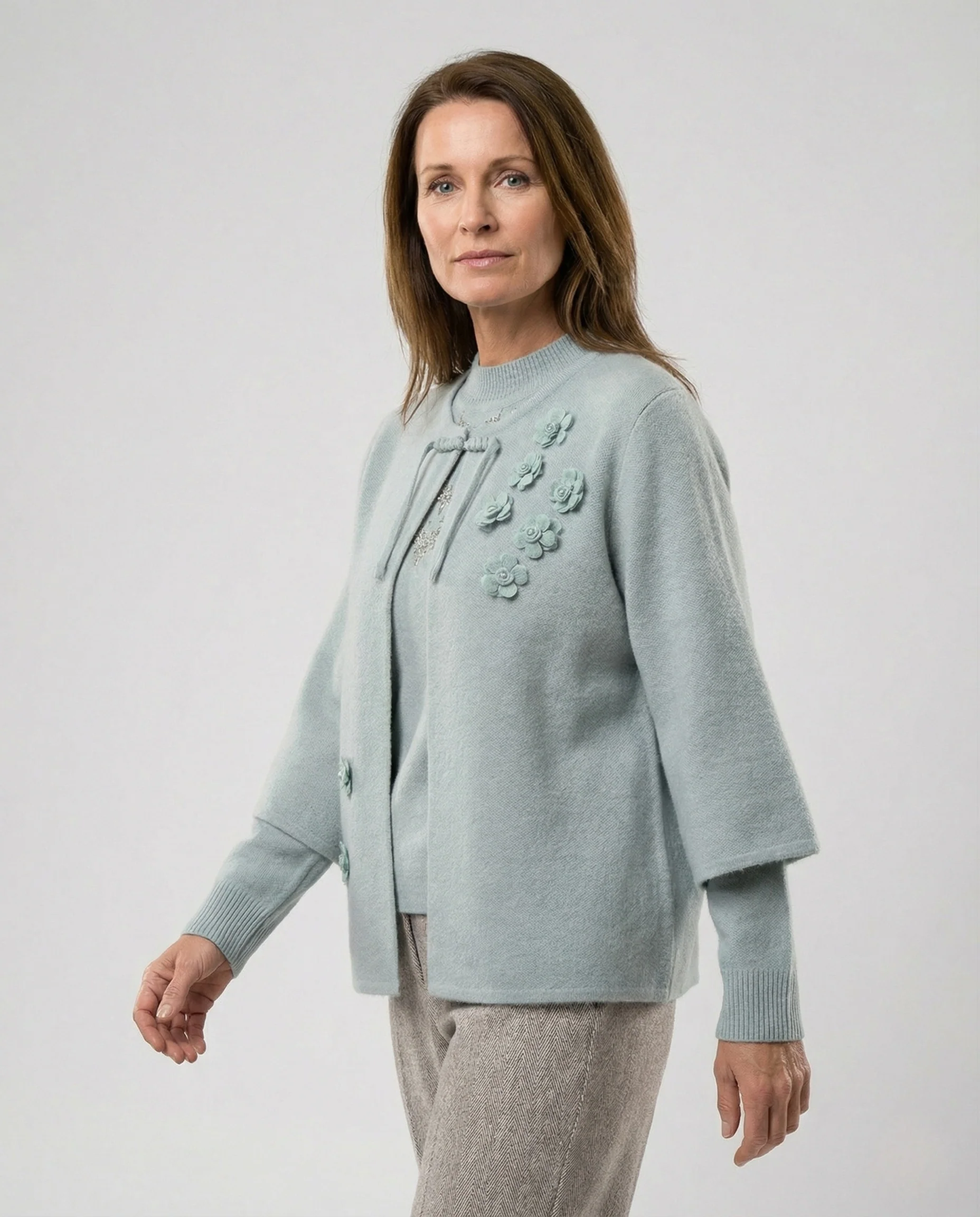 Doppellagiges Feinstrick-Cape mit eingearbeiteten Ärmeln und floralen Applikationen Heidi Mode - Image 2