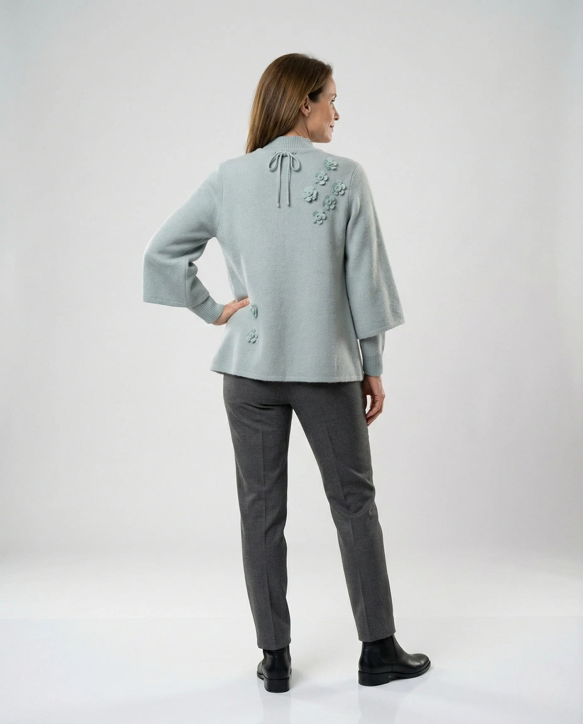 Doppellagiges Feinstrick-Cape mit eingearbeiteten Ärmeln und floralen Applikationen Heidi Mode - Image 4