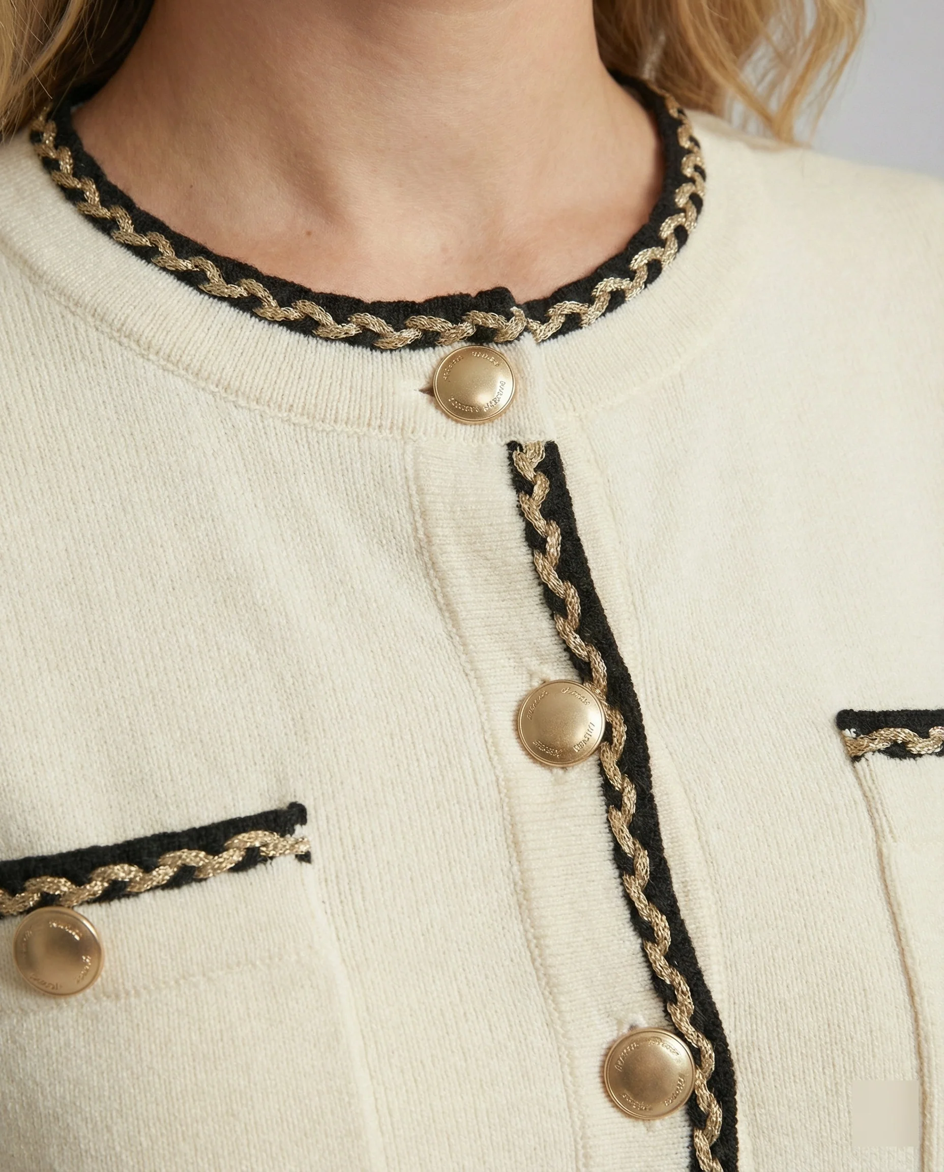 Elegantes zweiteiliges Strickensemble mit tailliertem Kurzcardigan, Zierknopfleiste und hochgeschnittener Marlenehose Heidi Mode - Image 3