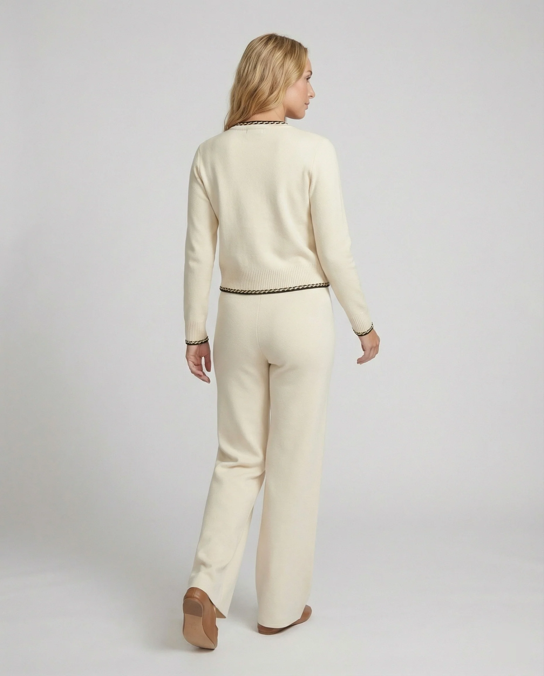 Elegantes zweiteiliges Strickensemble mit tailliertem Kurzcardigan, Zierknopfleiste und hochgeschnittener Marlenehose Heidi Mode - Image 4