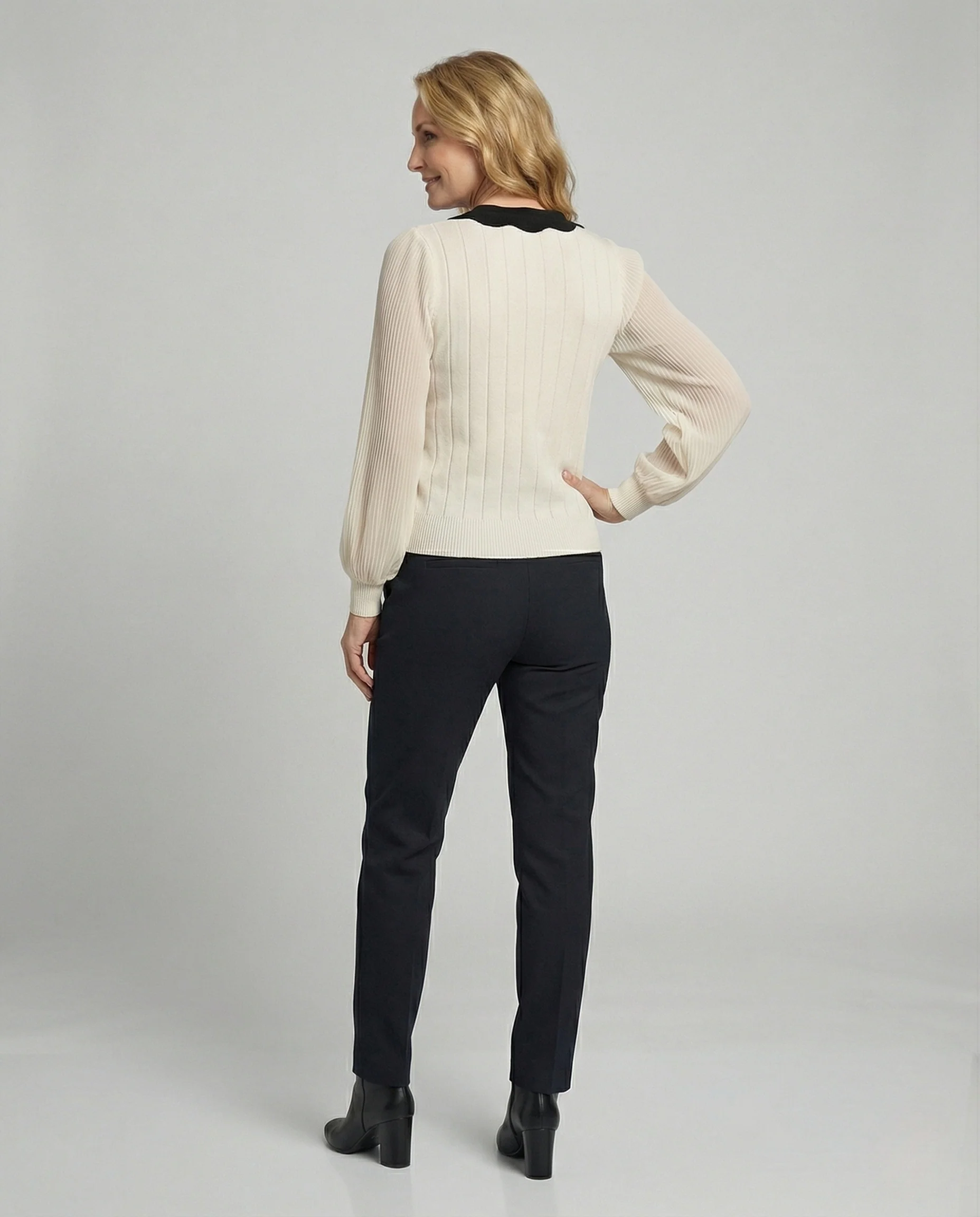 Feminine taillierte Feinstrickbluse mit wellenförmigem Kragen, Perlenknopfleiste, plissierten Chiffonärmeln und Rippbündchen Heidi Mode - Image 4