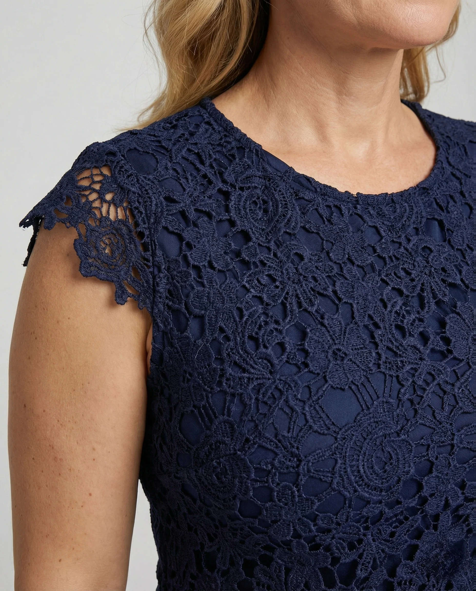 Damen Gefüttertes Häkel-Spitzenkleid mit Kapärmeln - Image 3