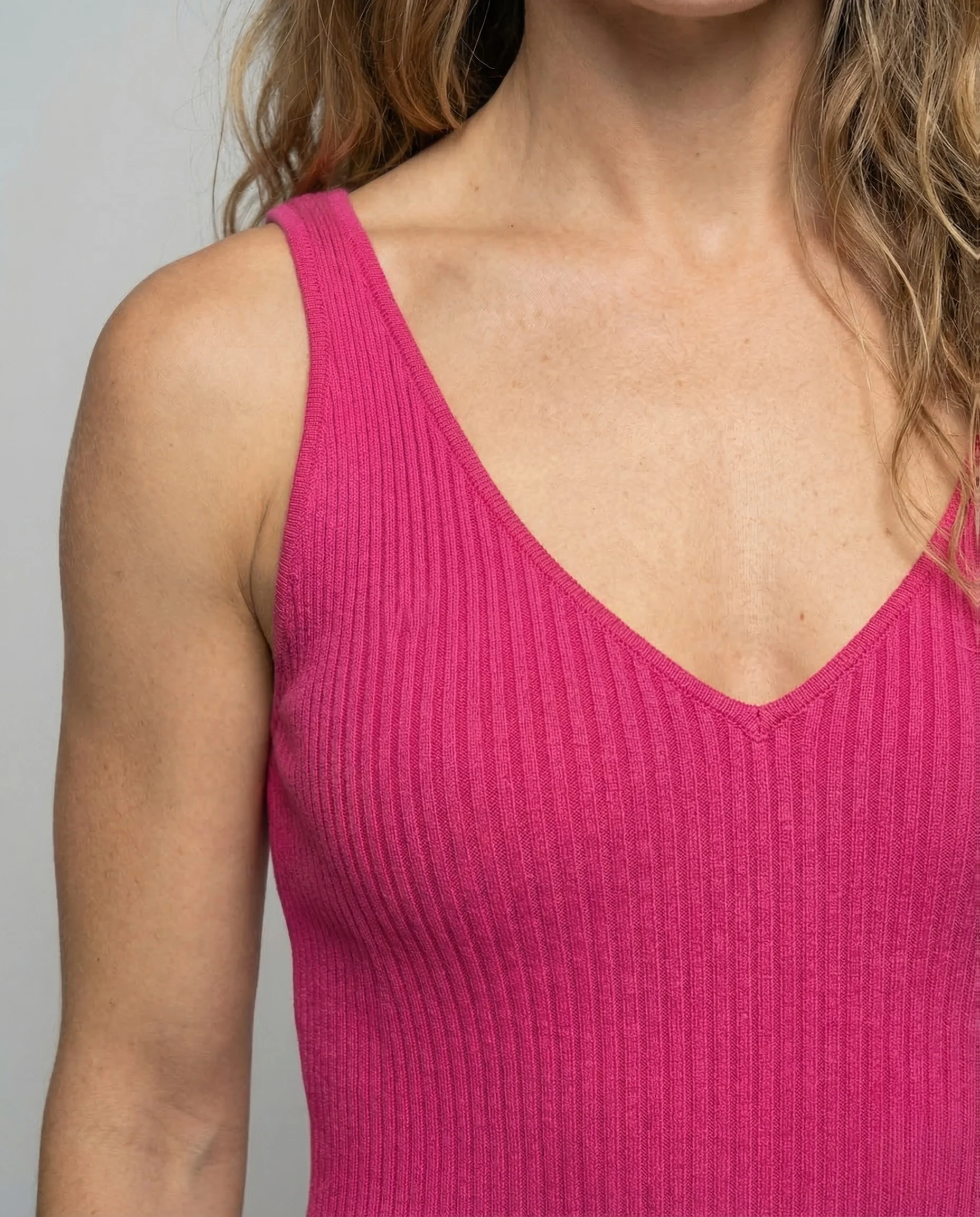 Damen Rippstrick Midikleid V Ausschnitt - Image 3