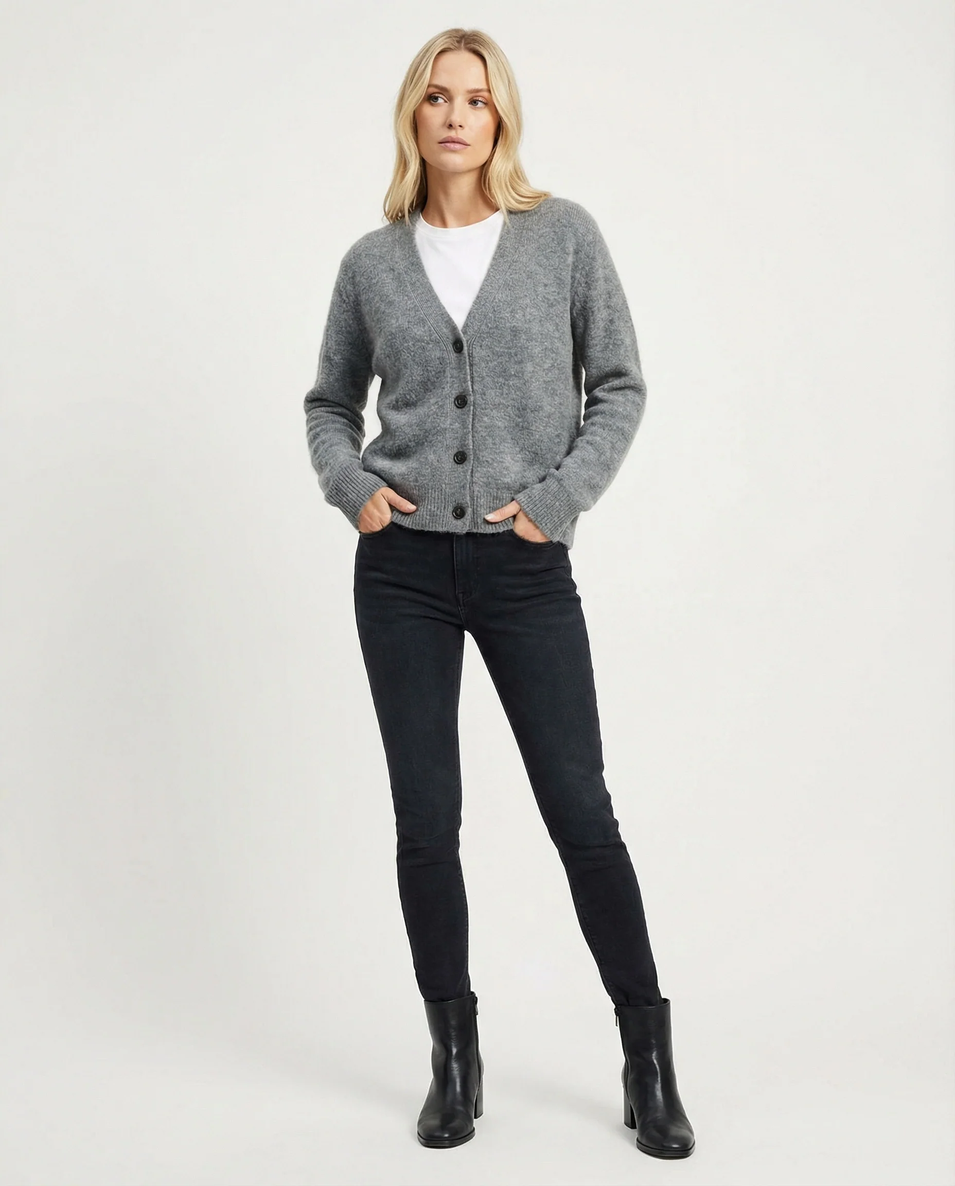 Flauschiger Kurzcardigan aus Alpaka-Mix mit verdeckter Knopfleiste und breiten Rippbündchen Heidi-Mode