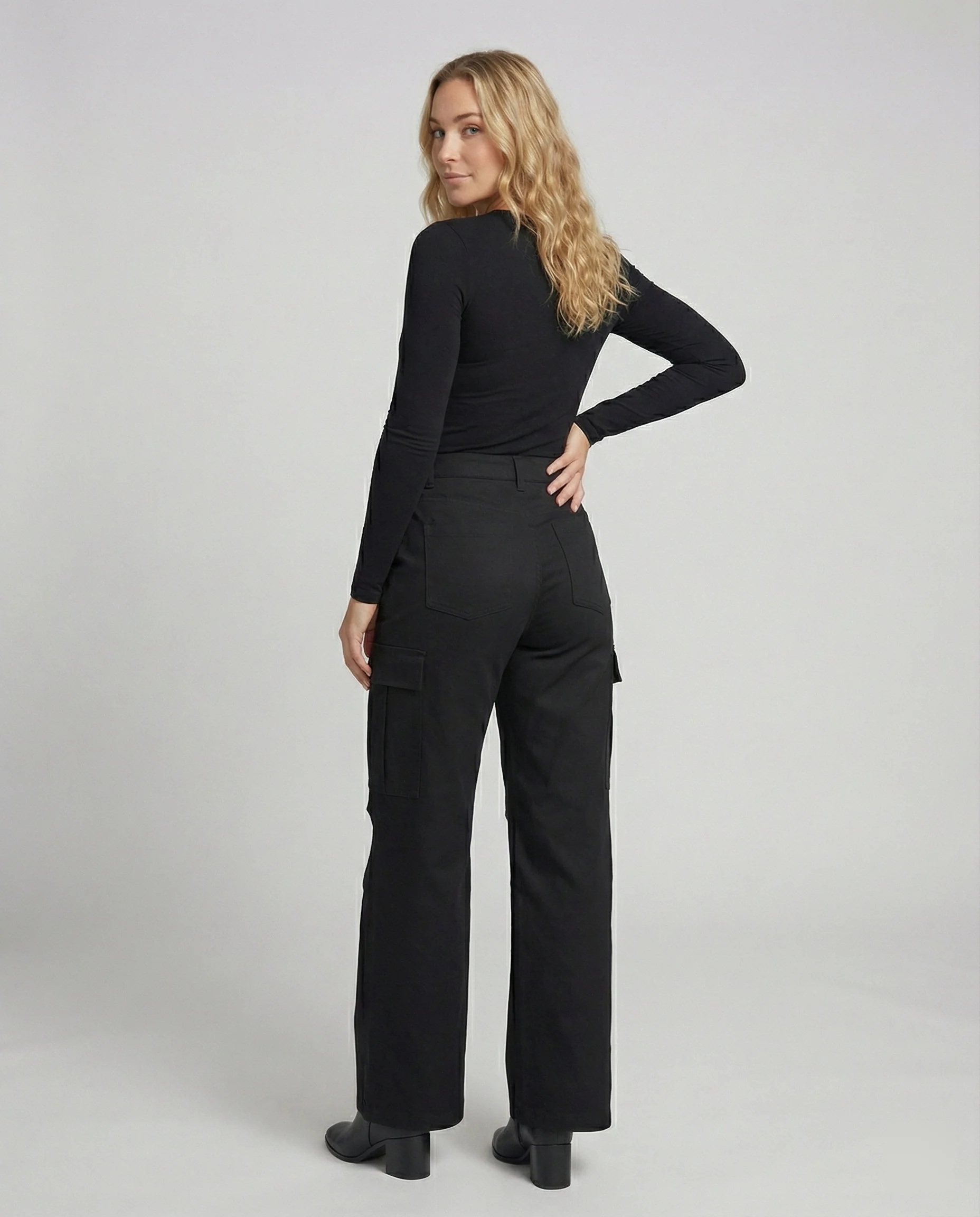 Gerade geschnittene Cargohose im Arbeitslook mit tiefem Schritt, Knie-Teilungsnaht und großen Klappentaschen Heidi-Mode - Image 3