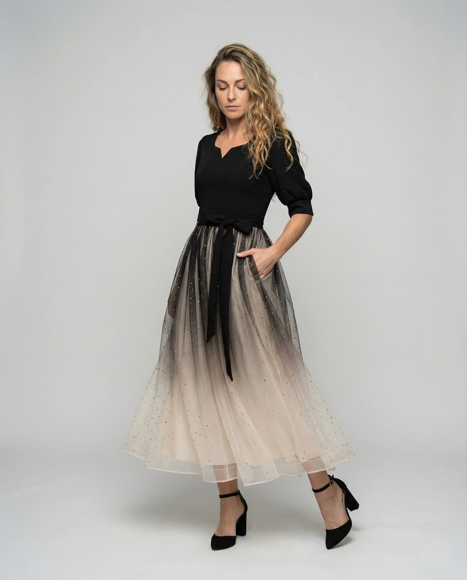 Damen Ballkleid mit Samtoberteil und Tüllrock