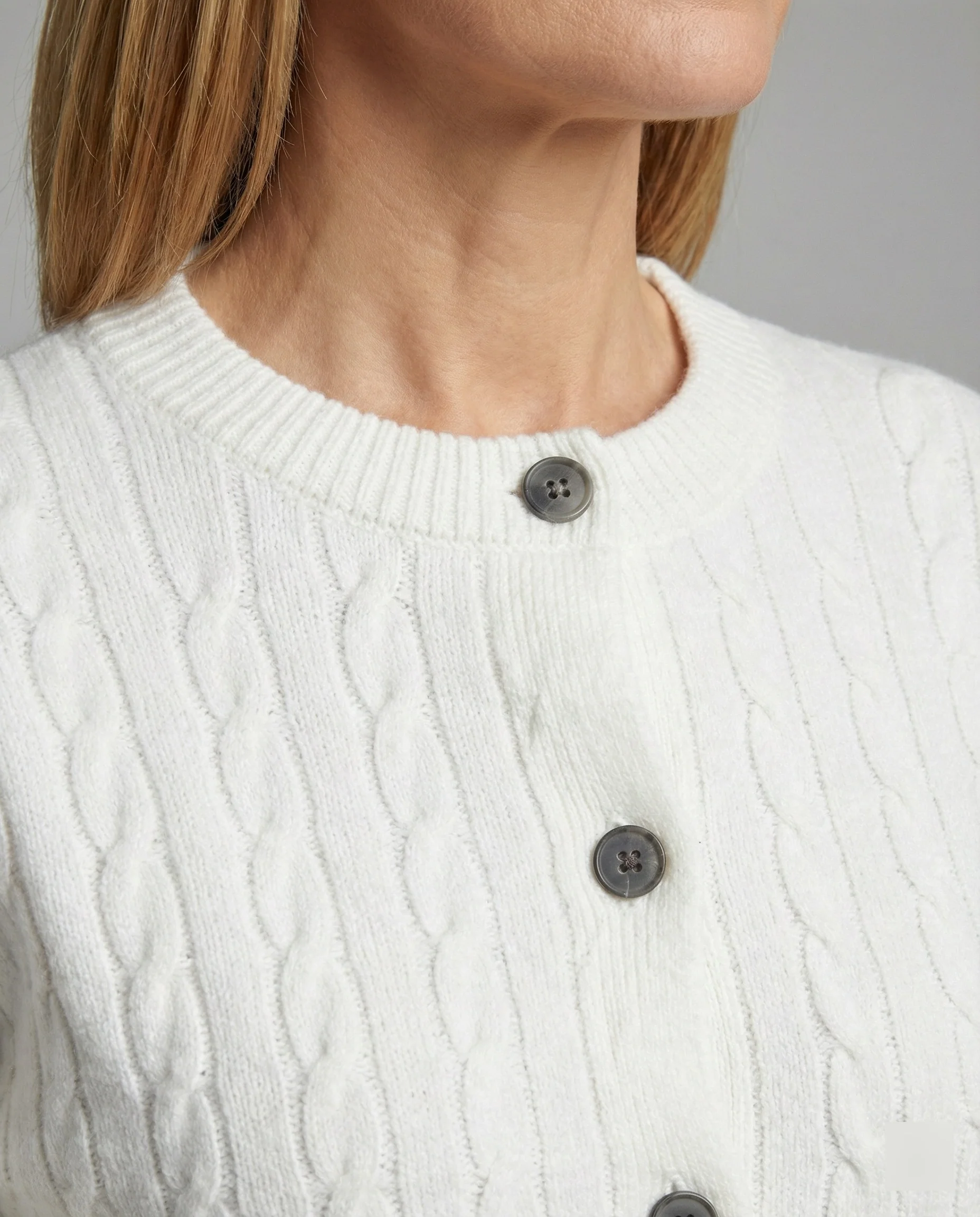 Damen grobgestrickter Zopfmuster-Cardigan mit Ballonärmeln, Rippenbündchen und dekorativer Knopfleiste Heidi-Mode - Image 3