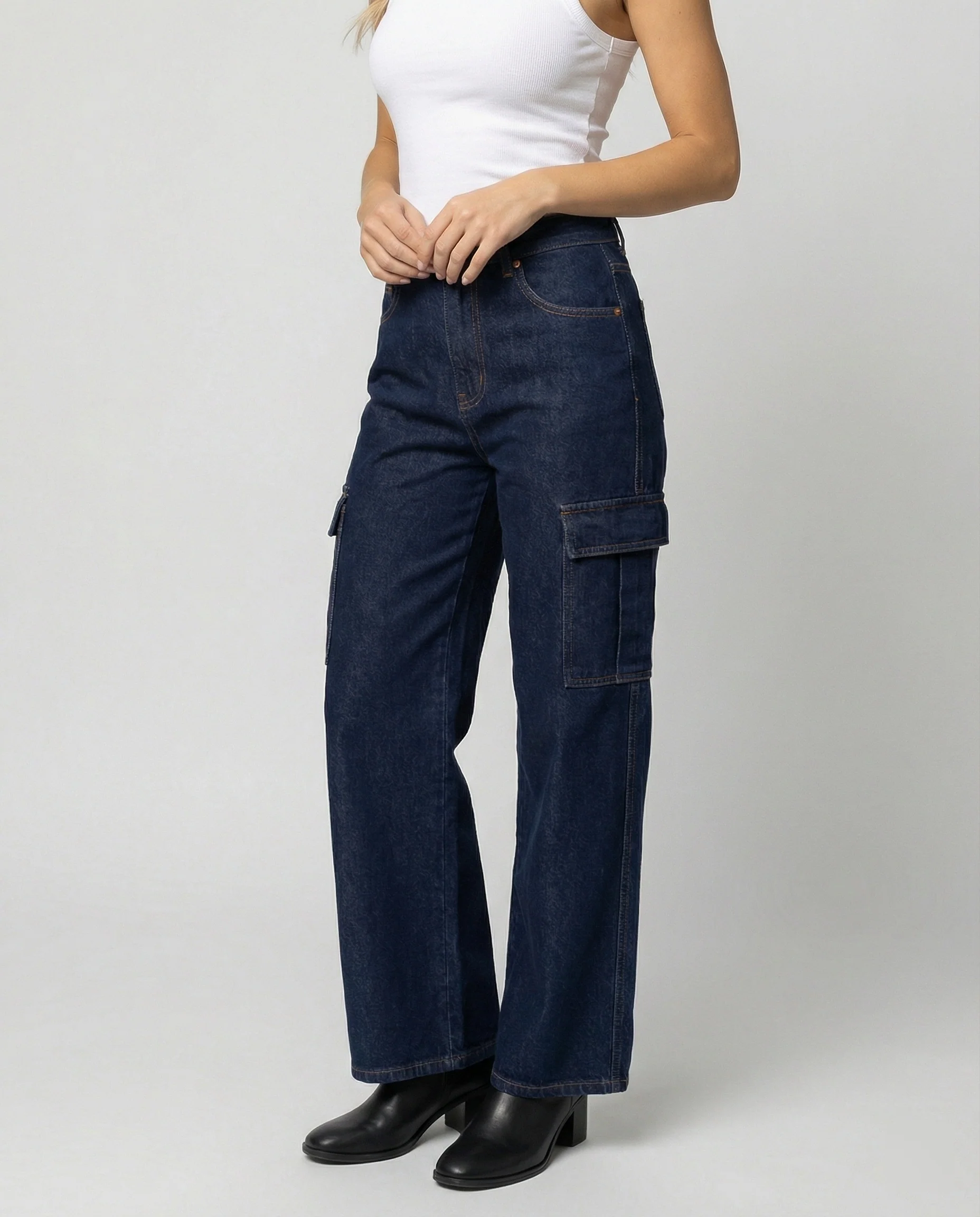 Damen nan hohes Taillen-Jeansmodell im Baggy-Palazzo-Schnitt mit Cargo-Klappentasche und formgebenden Abnähern Heidi-Mode