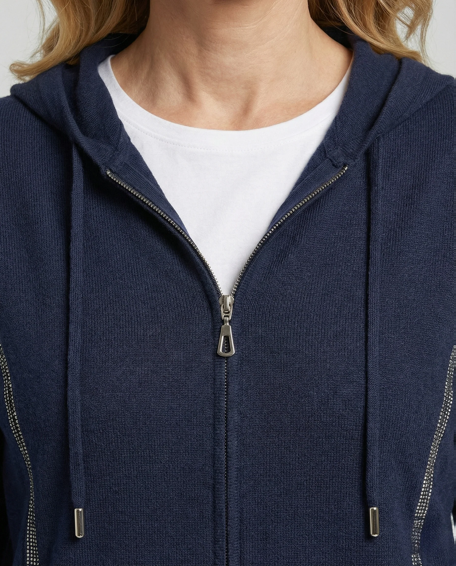Kapuzen-Strickjacke mit durchgehendem Reißverschluss, feinem Maschenbild und schimmernden Zierstreifen Heidi Mode - Image 3