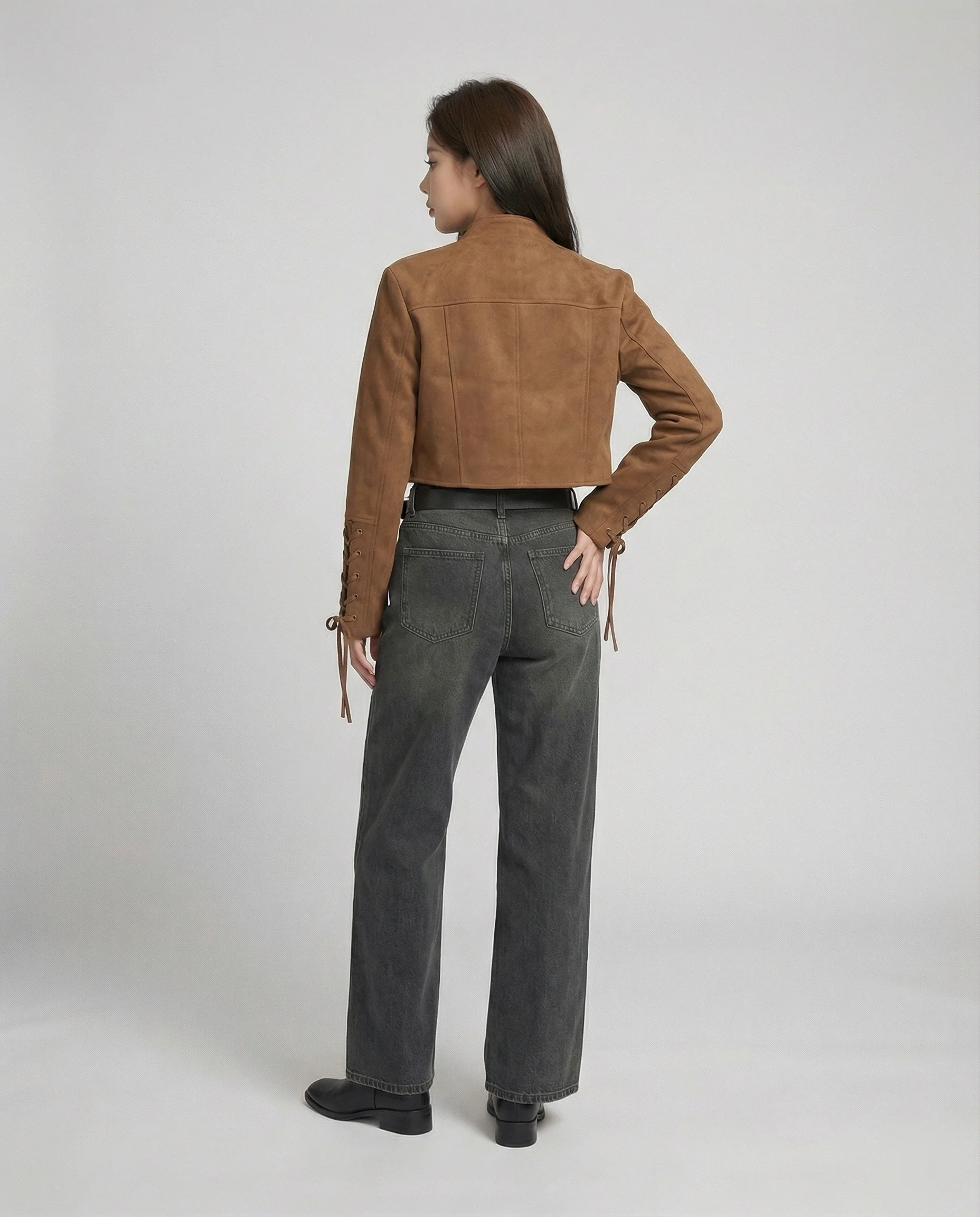 Kurz geschnittene Bikerjacke mit verstellbarem Schnallengurtkragen und Bindeband-Details Heidi-Mode - Image 4