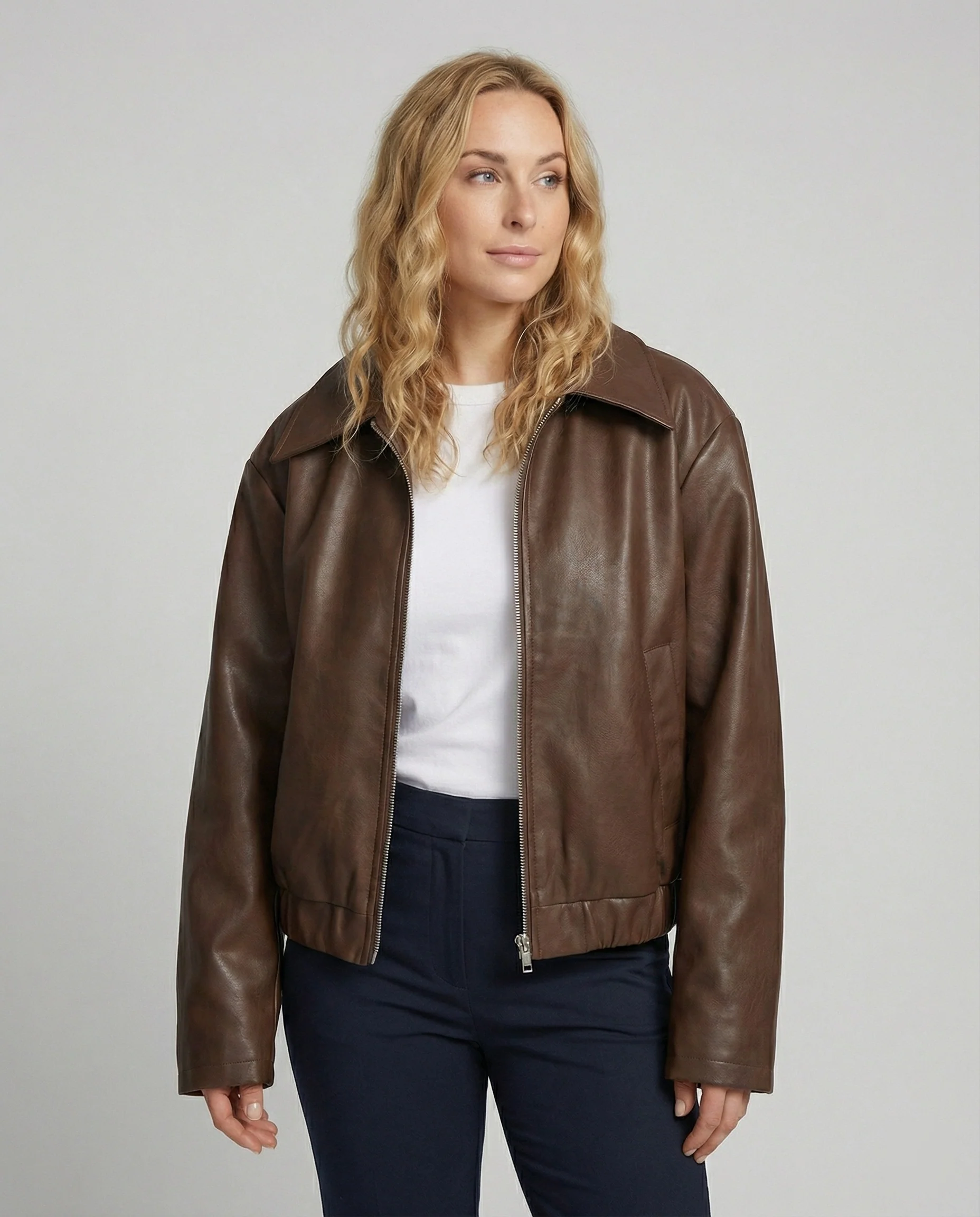 Kurz geschnittene Veganlederjacke im Fliegerblousonstil mit markantem Hemdkragen Heidi-Mode - Image 4