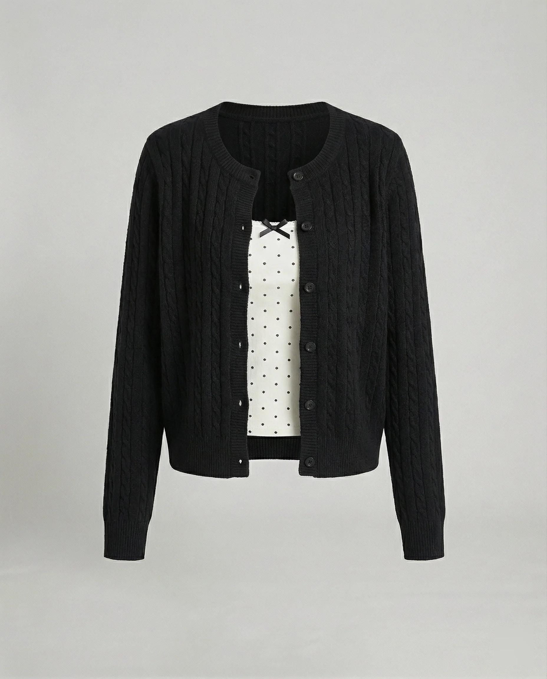 Kurz geschnittene Zopfmuster-Strickjacke mit Rundhalsausschnitt und Perlmuttknopfleiste Heidi-Mode - Image 4