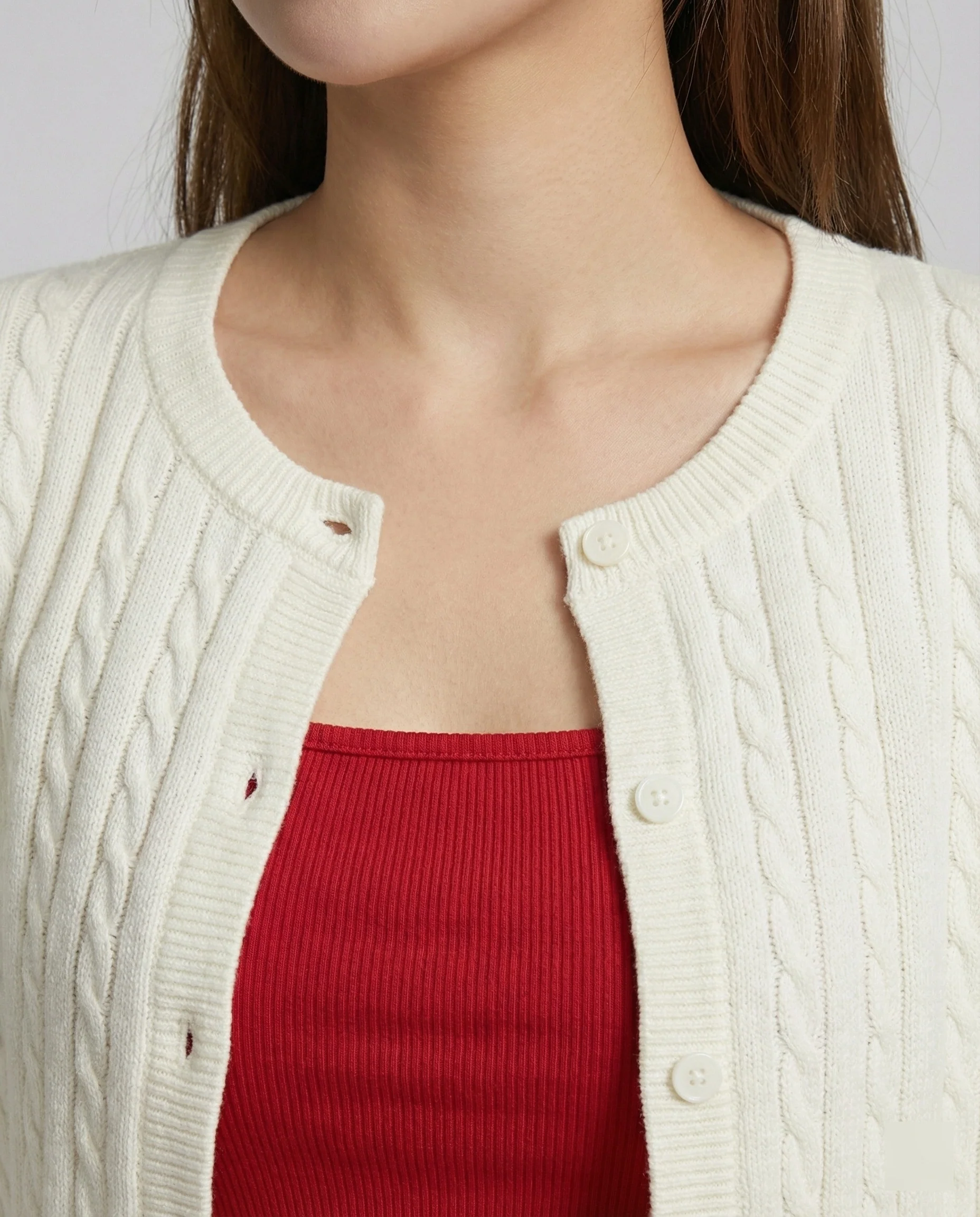 Kurz geschnittene Zopfmuster-Strickjacke mit Rundhalsausschnitt und Perlmuttknopfleiste Heidi-Mode - Image 6