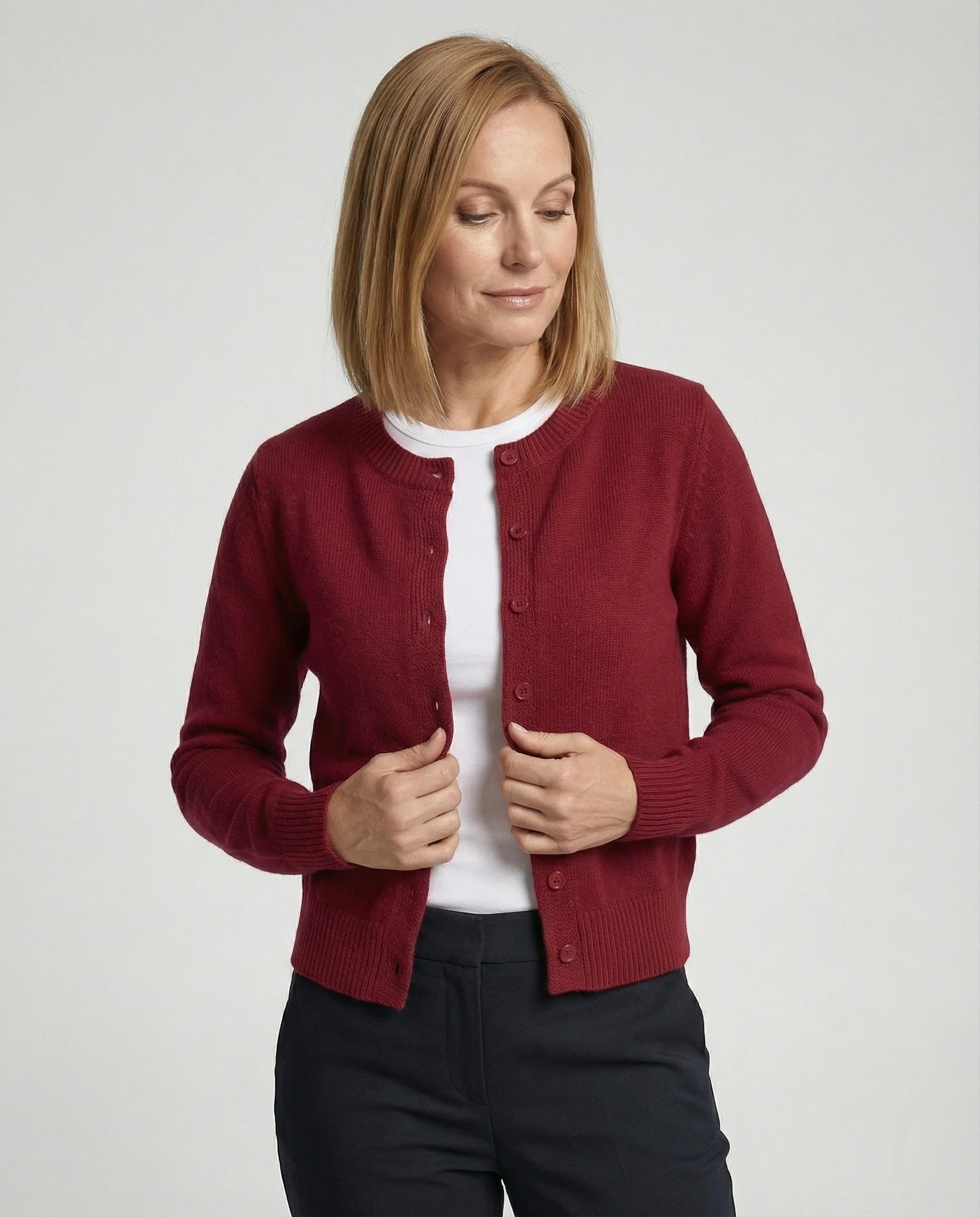 Damen kurz geschnittener Feinstrickcardigan mit sichtbarer Knopfreihe geripptem Saum und legerer Schulterpartie Heidi-Mode