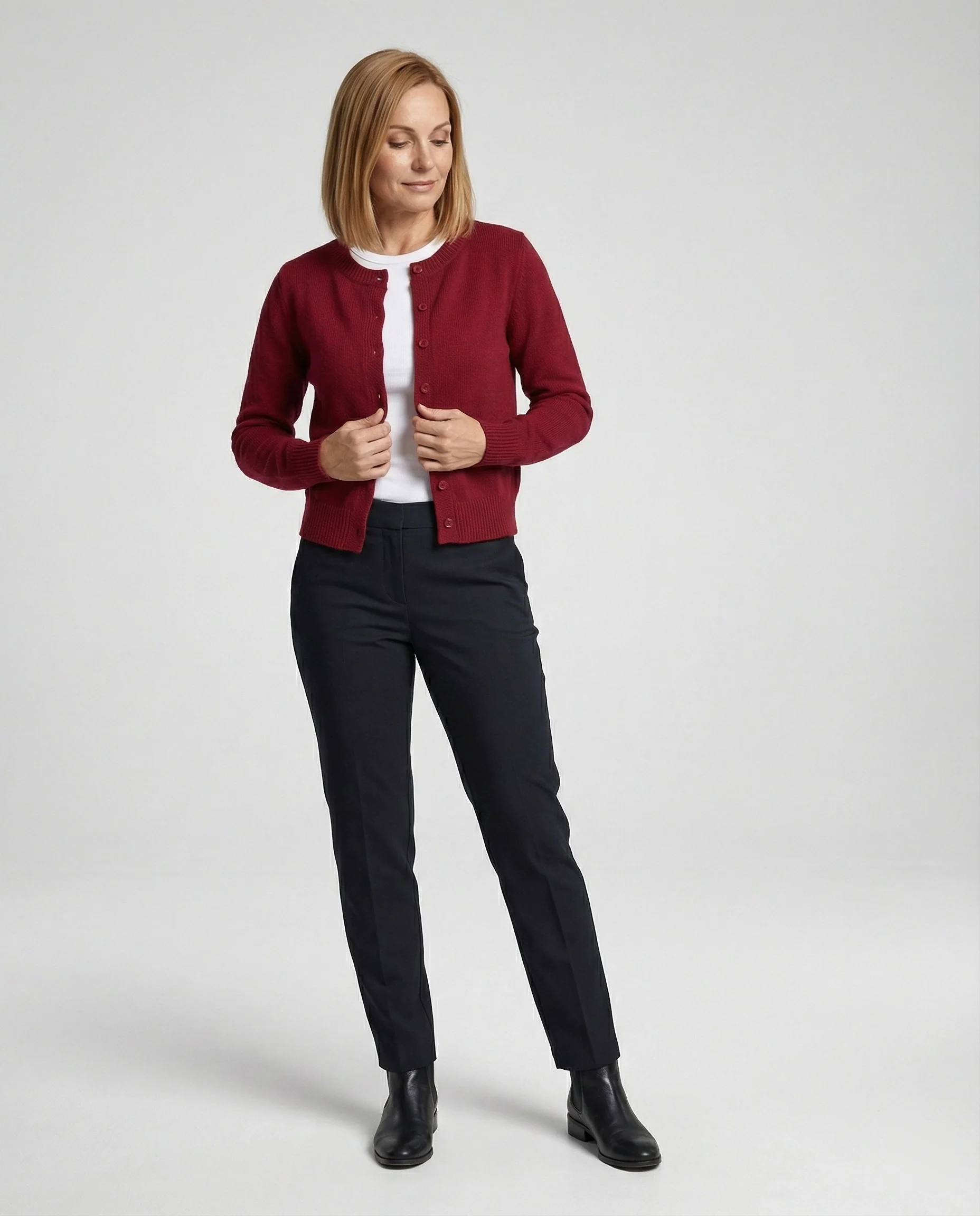 Damen kurz geschnittener Feinstrickcardigan mit sichtbarer Knopfreihe geripptem Saum und legerer Schulterpartie Heidi-Mode - Image 2