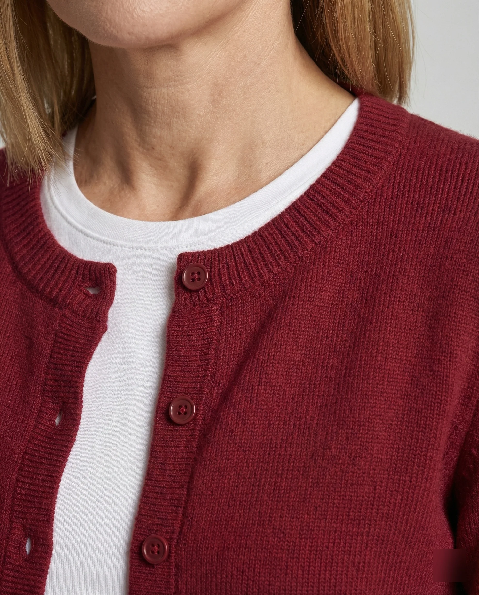 Damen kurz geschnittener Feinstrickcardigan mit sichtbarer Knopfreihe geripptem Saum und legerer Schulterpartie Heidi-Mode - Image 3