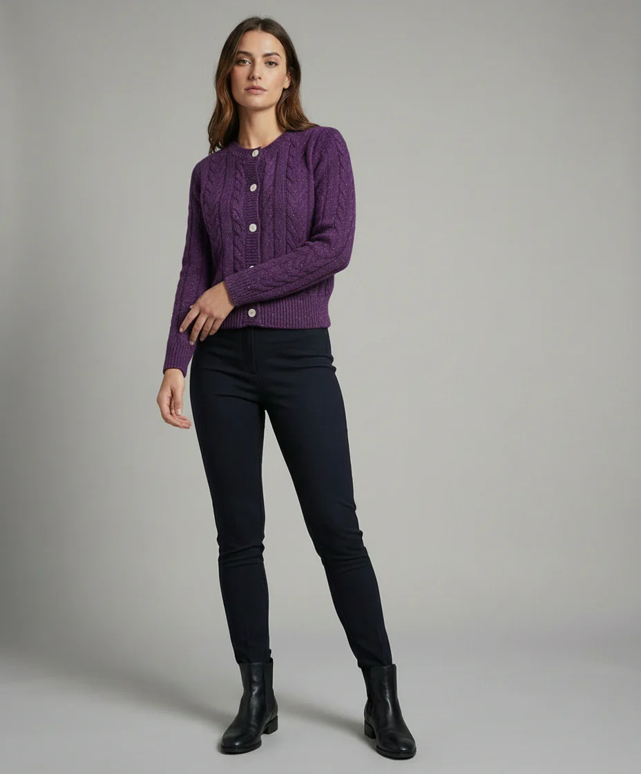 Damen kurz geschnittener kastiger Zopfmuster-Cardigan mit bunten Neps, Perlmuttknöpfen, Rippbündchen und Monogramm-Stickerei Heidi-Mode - Image 2