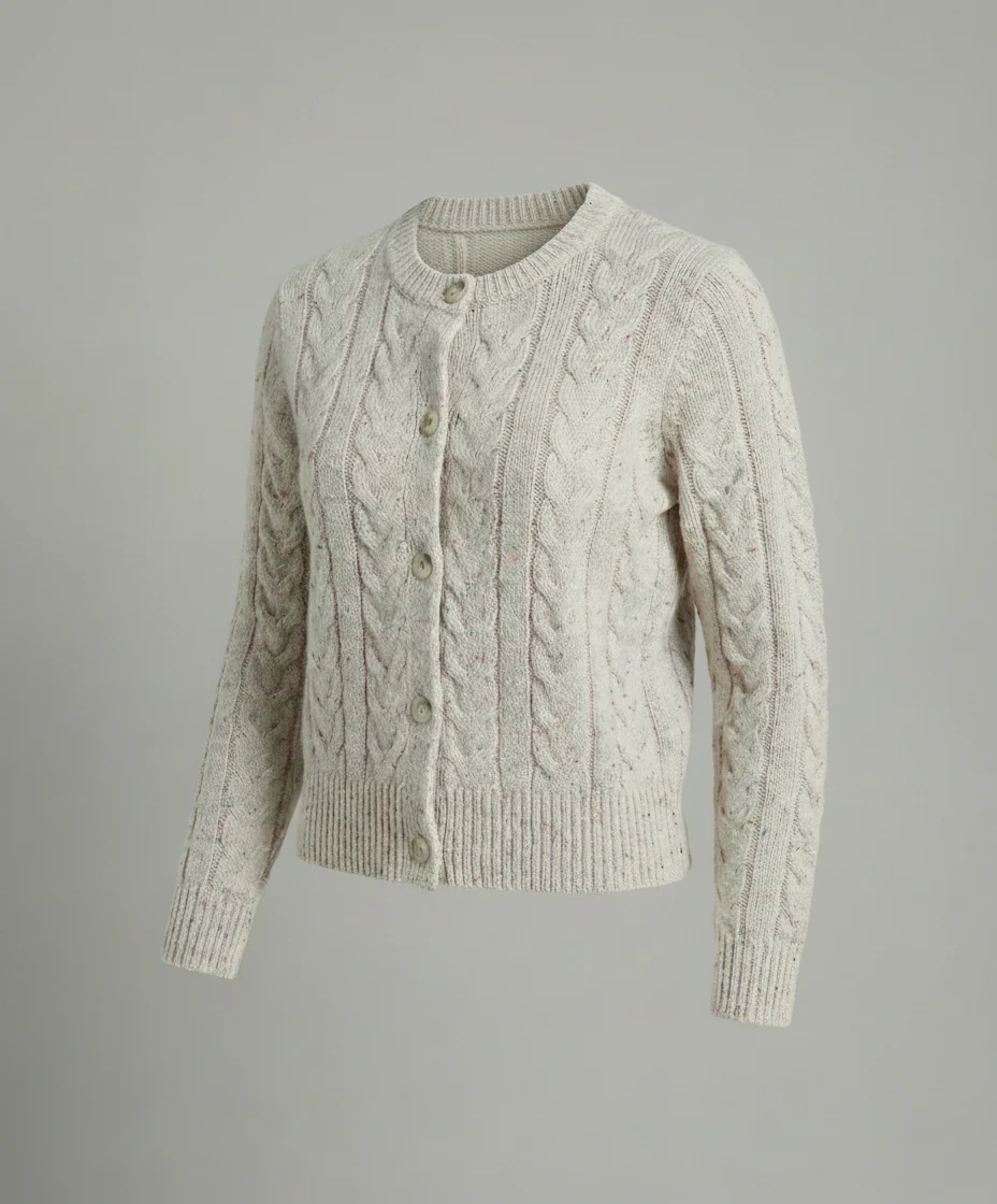 Damen kurz geschnittener kastiger Zopfmuster-Cardigan mit bunten Neps, Perlmuttknöpfen, Rippbündchen und Monogramm-Stickerei Heidi-Mode - Image 6
