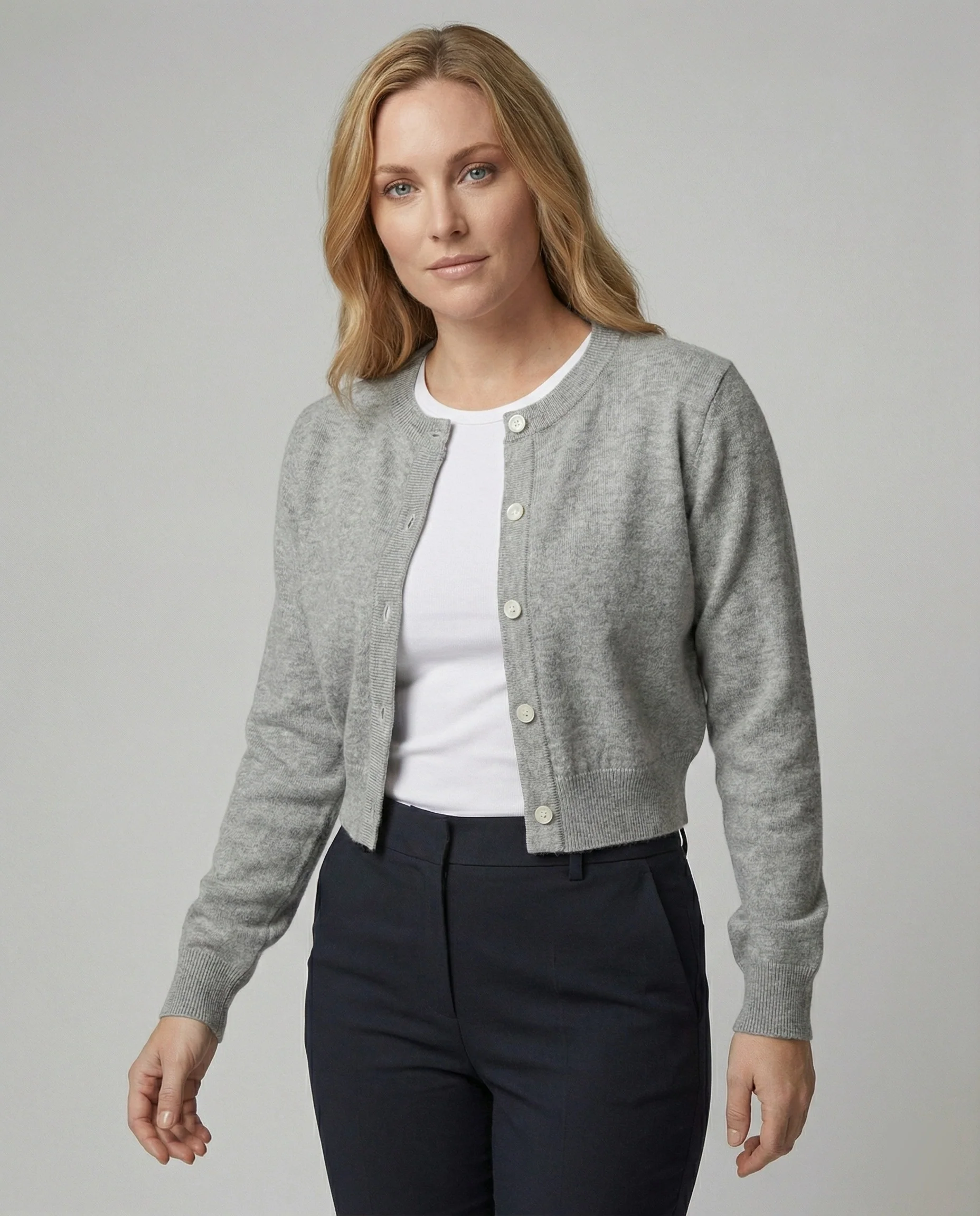 Kurz geschnittener Strickcardigan mit seitlicher Knopfleiste, Rippbündchen und Metall-Logo Heidi-Mode - Image 2