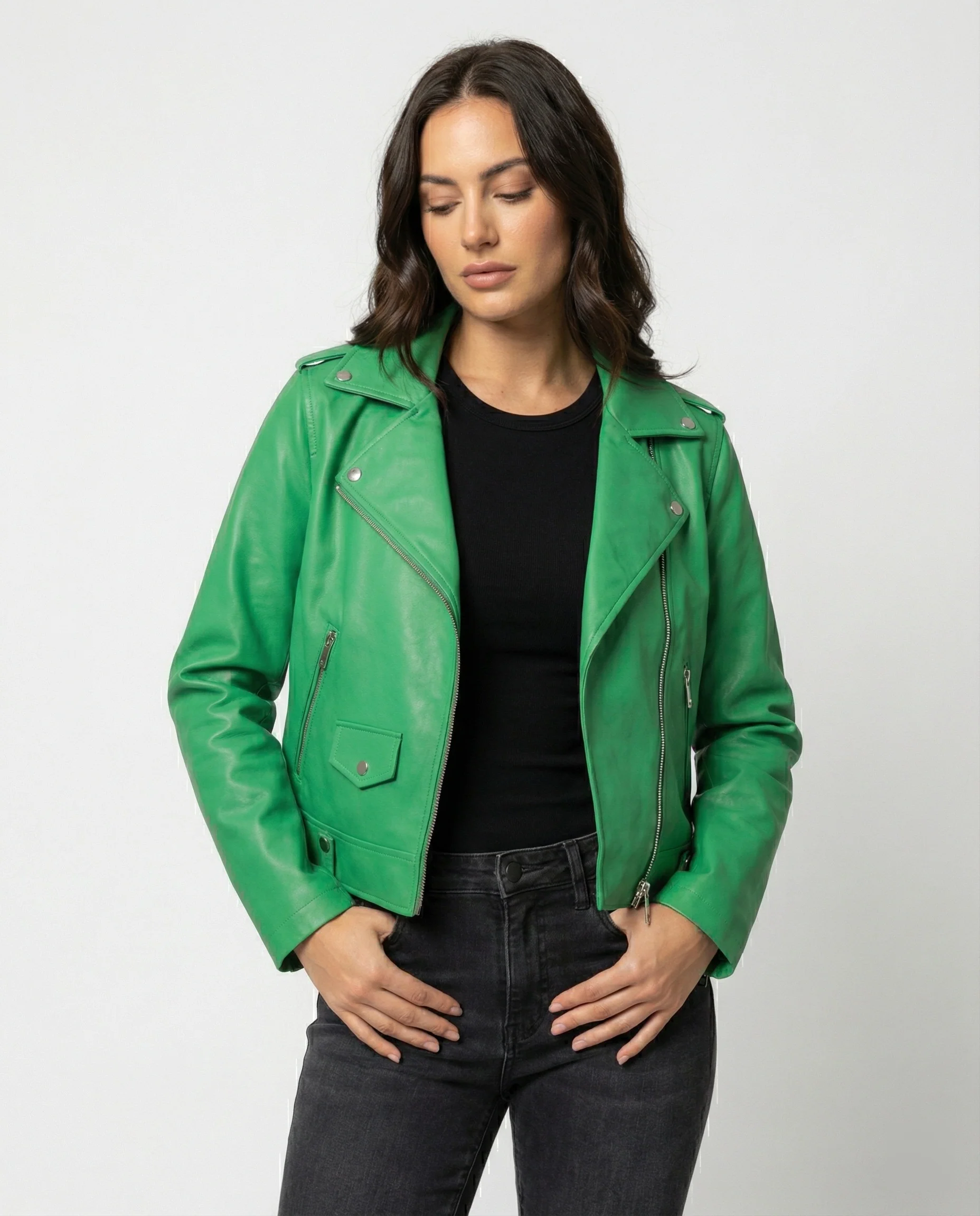 Damen kurze Bikerjacke aus Lederimitat mit asymmetrischem Reißverschluss und dekorativen Reißverschlusstaschen Heidi-Mode