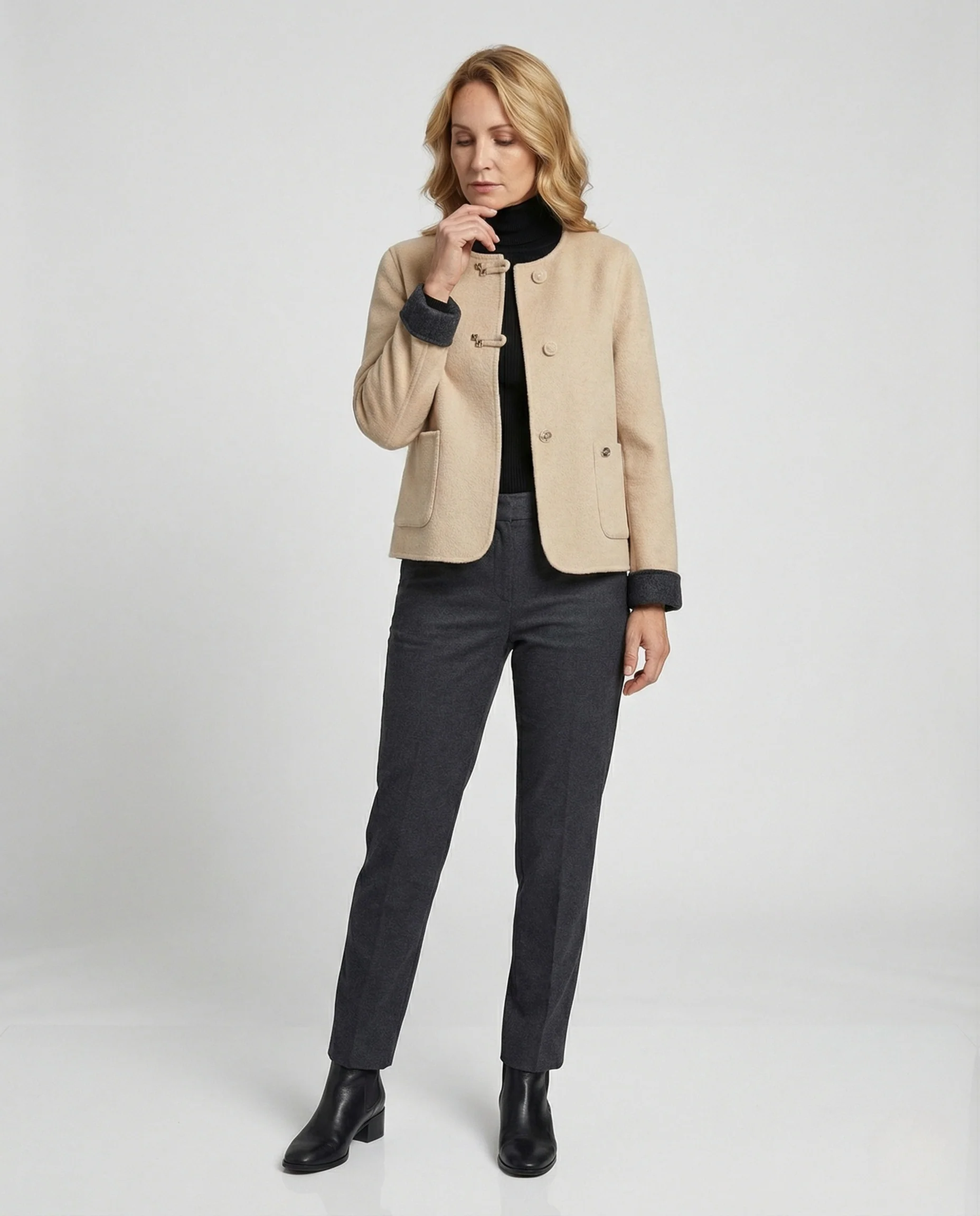 Kurze Bouclé-Wolljacke mit Rundhalsausschnitt und Umschlagärmeln Heidi Mode