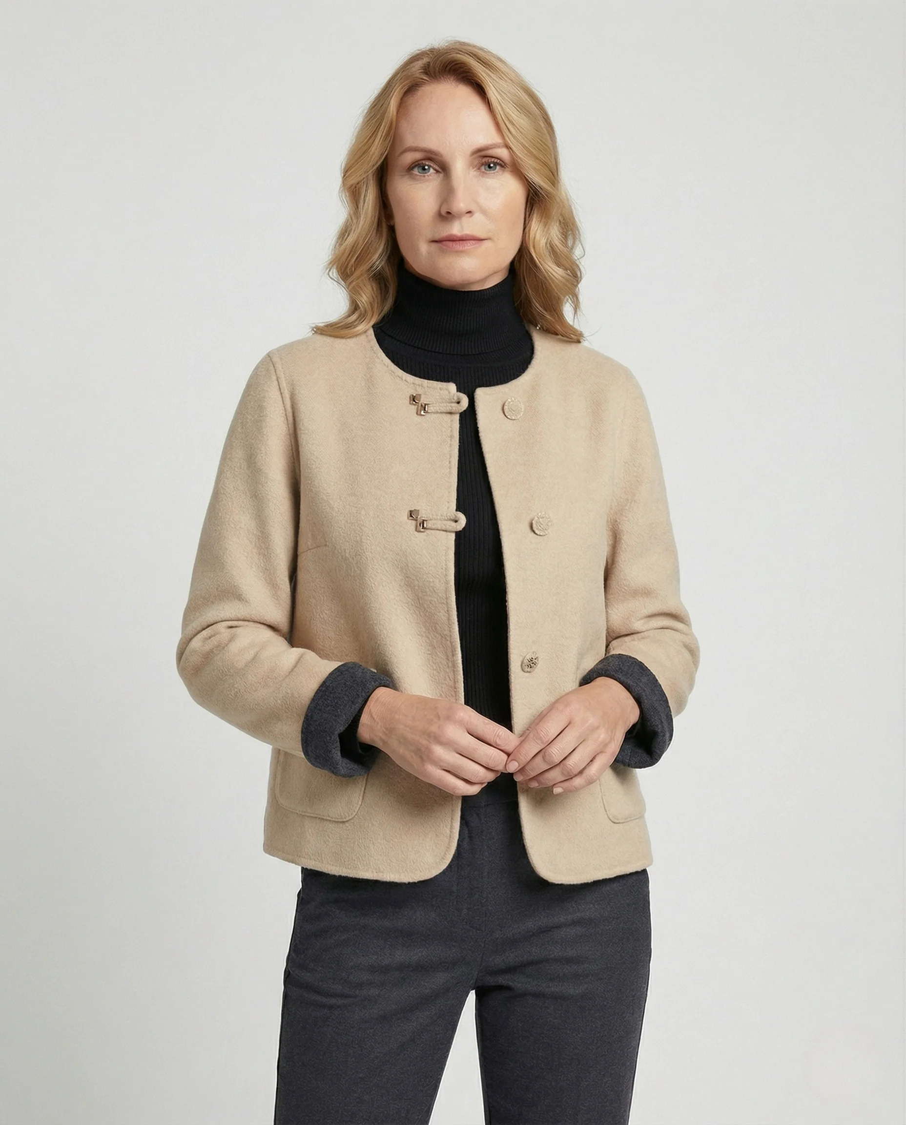 Kurze Bouclé-Wolljacke mit Rundhalsausschnitt und Umschlagärmeln Heidi Mode - Image 2