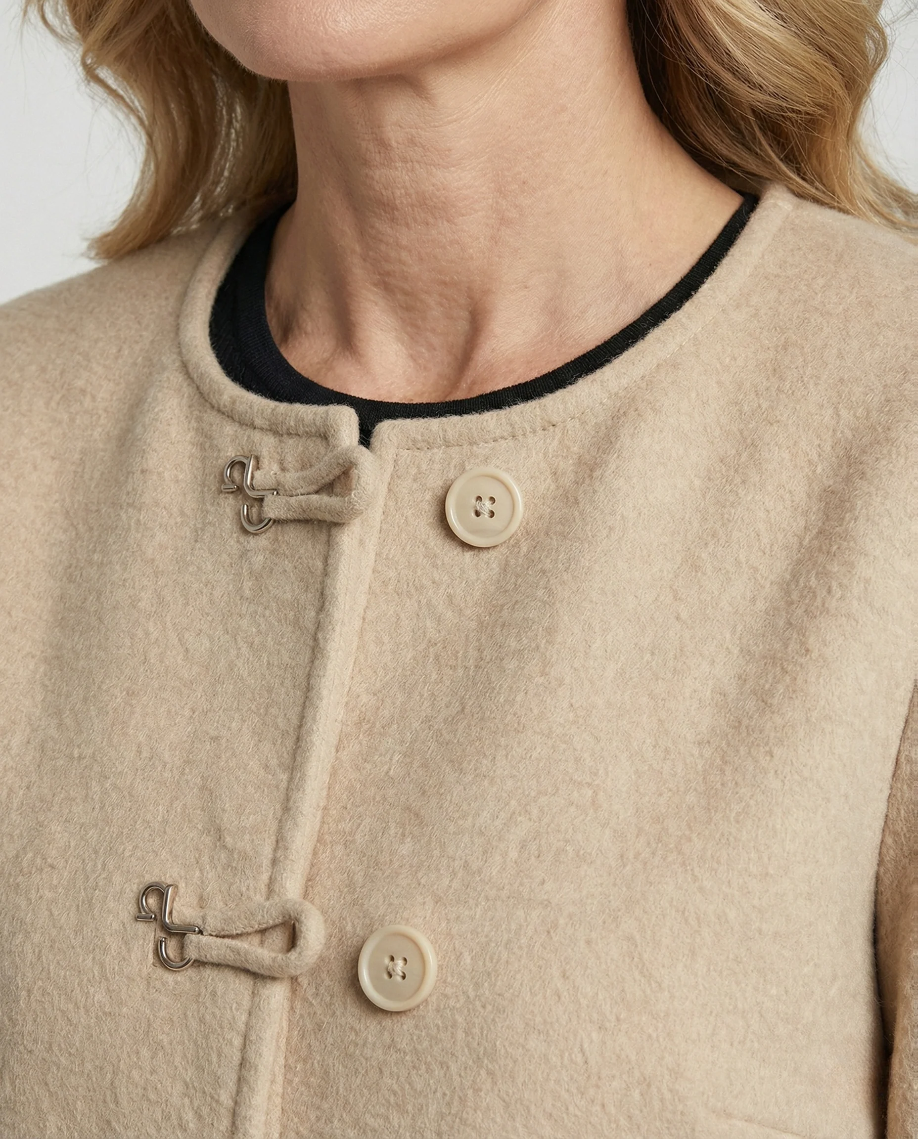 Kurze Bouclé-Wolljacke mit Rundhalsausschnitt und Umschlagärmeln Heidi Mode - Image 3