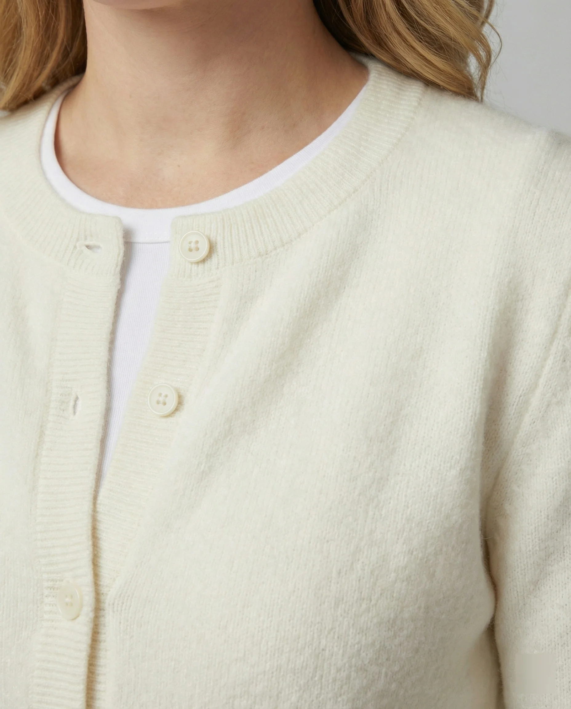 Kurze kastig geschnittene Feinstrick-Cardigan mit Rundhalsausschnitt und tonalem Knopfverschluss Heidi-Mode - Image 5
