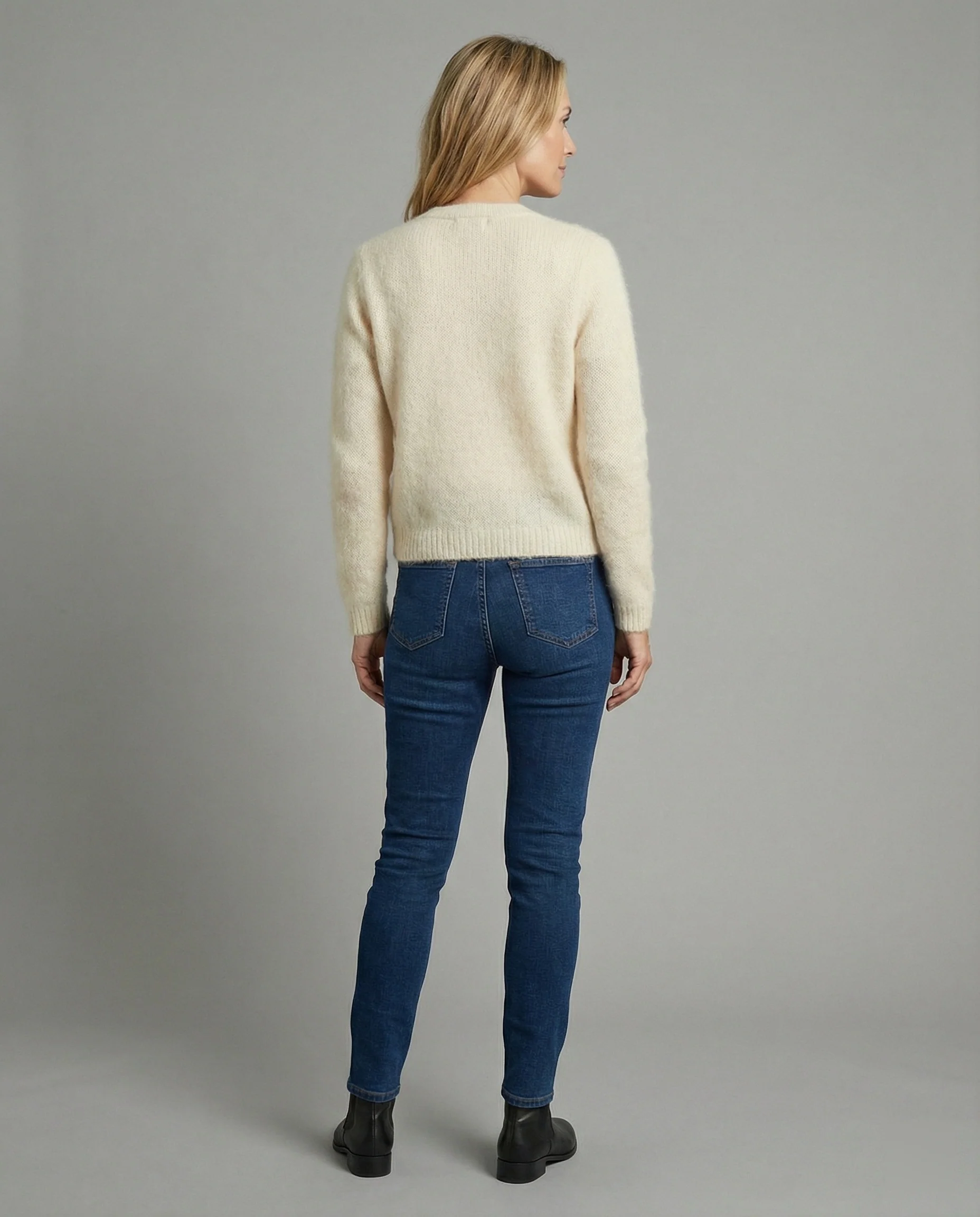 Kurze kastige Bouclé-Cardiganjacke mit goldverzierten Zierknöpfen und aufgesetzten Eingrifftaschen Heidi-Mode - Image 2