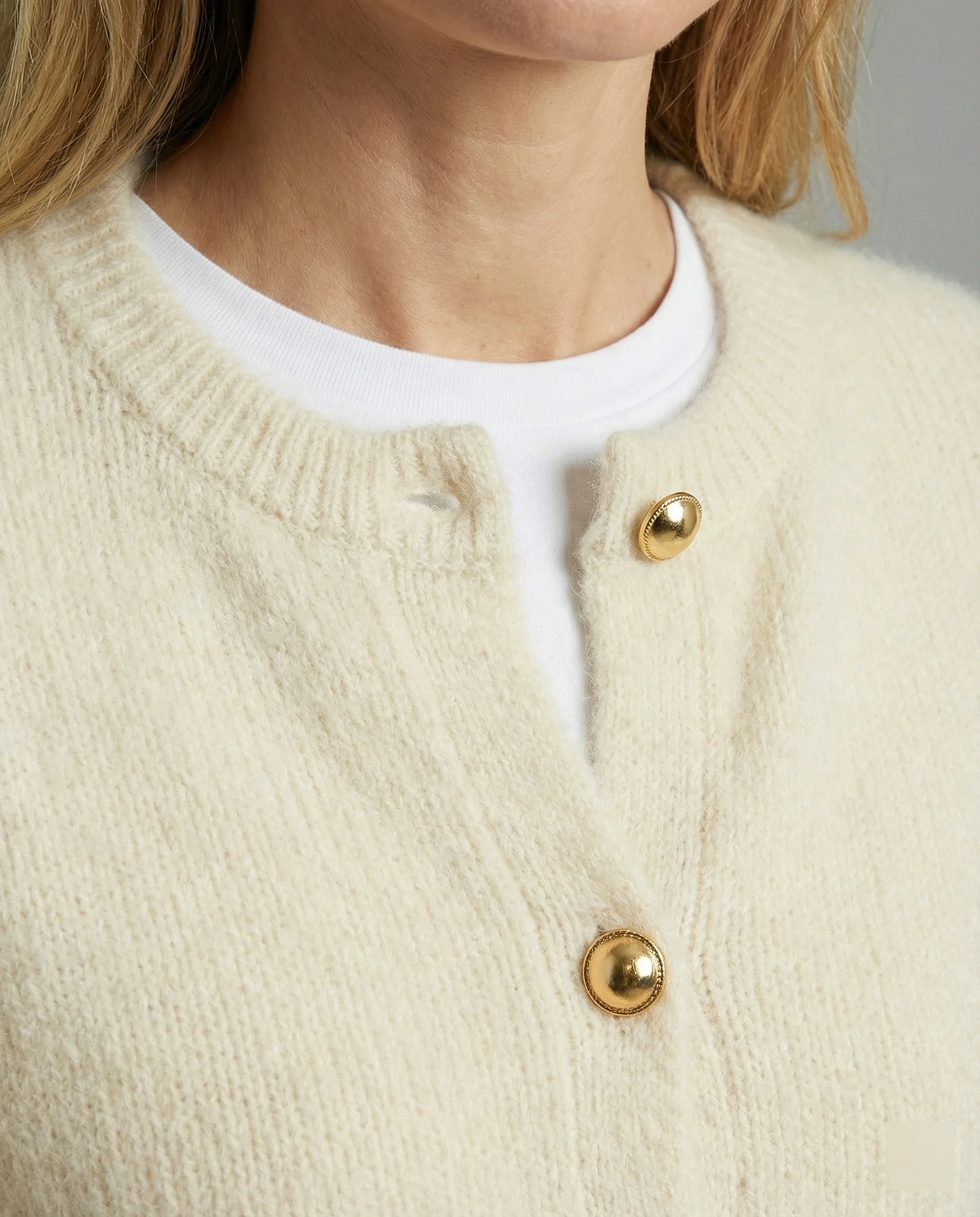 Kurze kastige Bouclé-Cardiganjacke mit goldverzierten Zierknöpfen und aufgesetzten Eingrifftaschen Heidi-Mode - Image 5