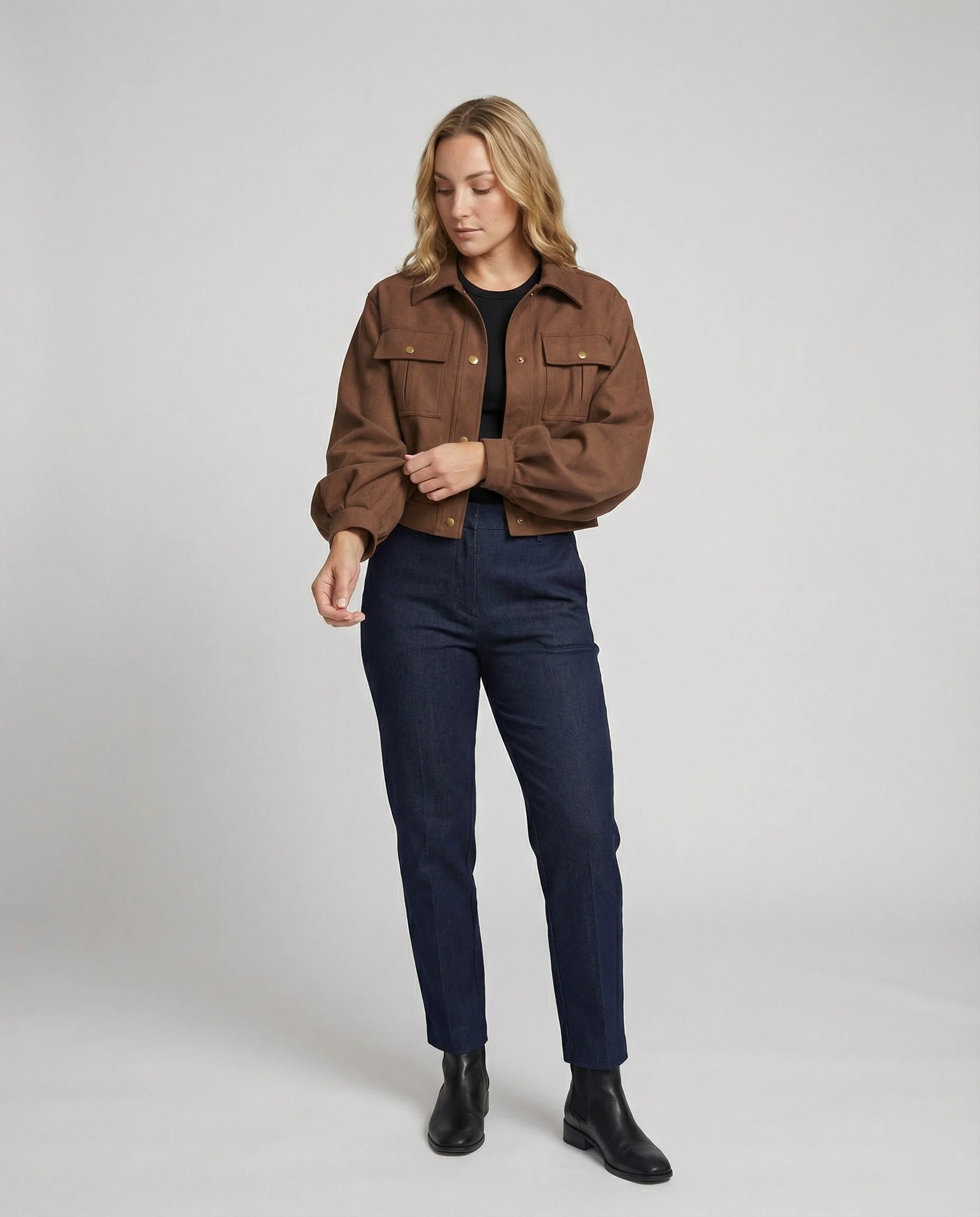 Kurze kastige Hemdjacke mit voluminösen Ballonärmeln Pattentaschen und Druckknopfverschluss Heidi-Mode