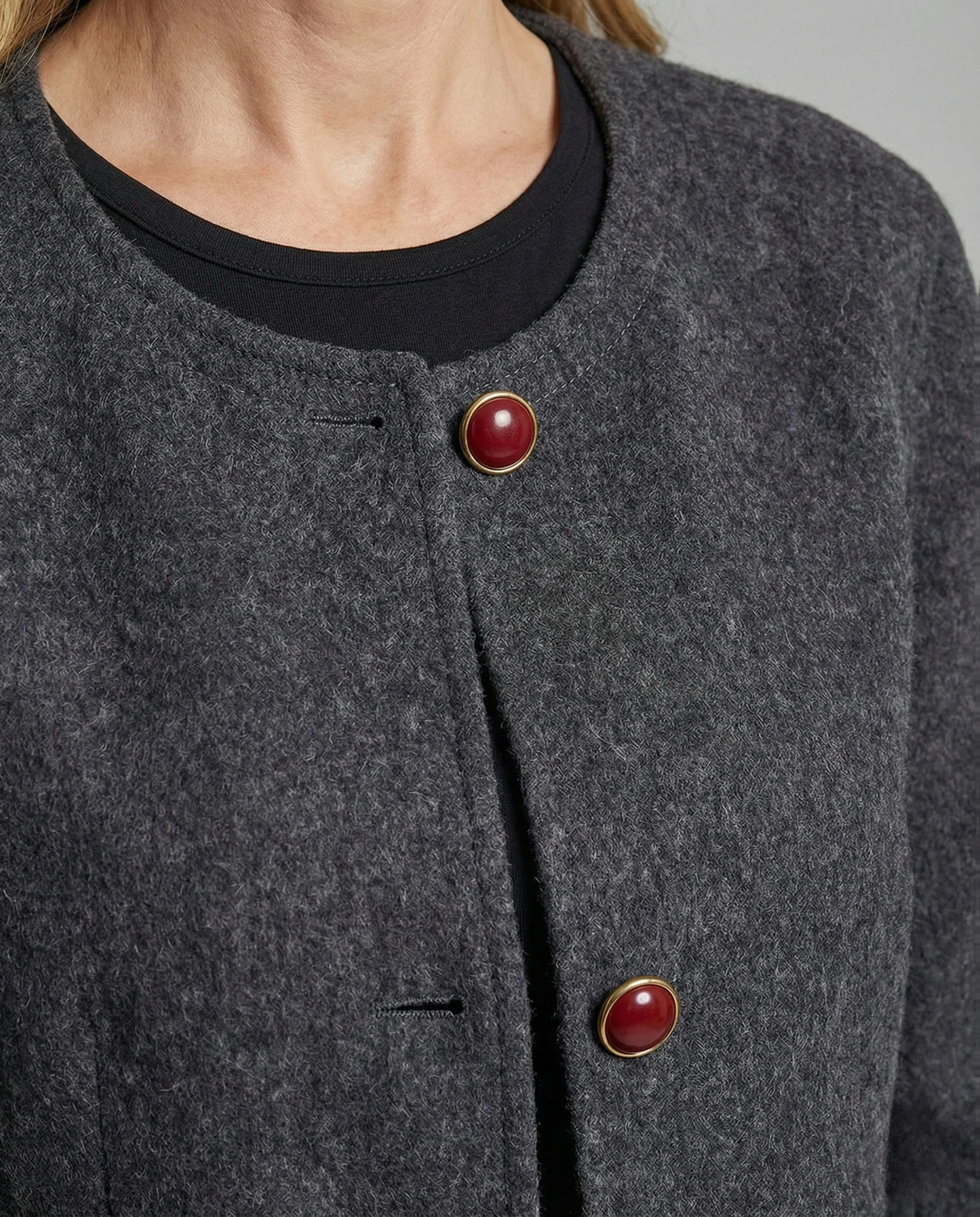 Kurze kastige Wollmixjacke mit Rundhalsausschnitt dekorativen Schmuckknöpfen und umgeschlagenen Manschetten Heidi Mode - Image 3