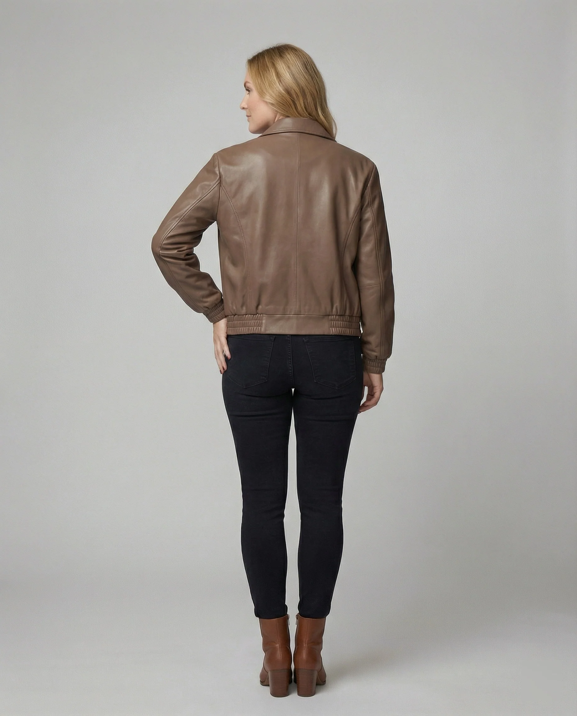 Kurze Lederblousonjacke mit Hemdkragen, verdecktem Reißverschluss und elastischen Bündchen Heidi-Mode - Image 4