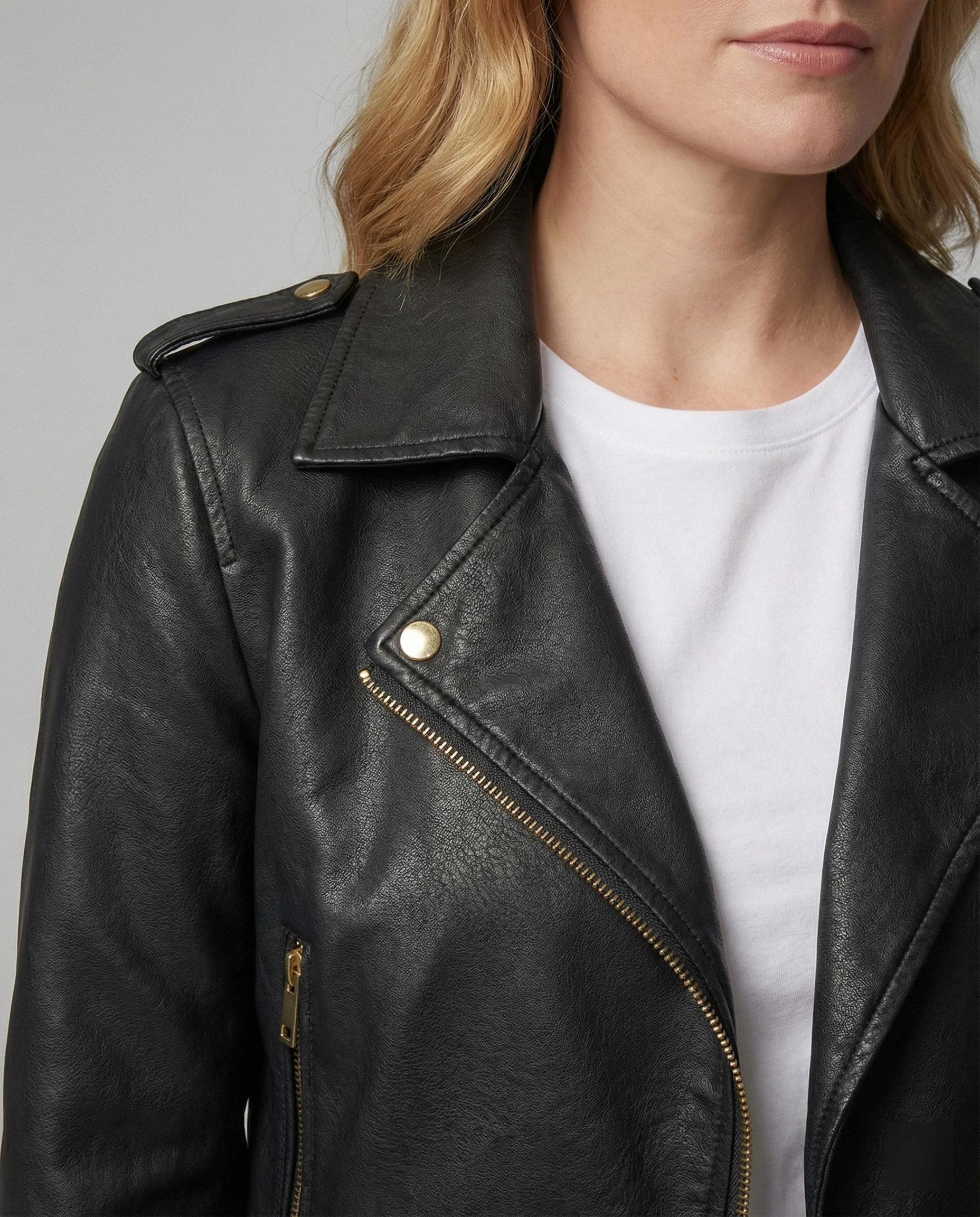 Kurze taillierte Biker-Lederjacke mit Reverskragen und Taillengürtel Heidi-Mode
