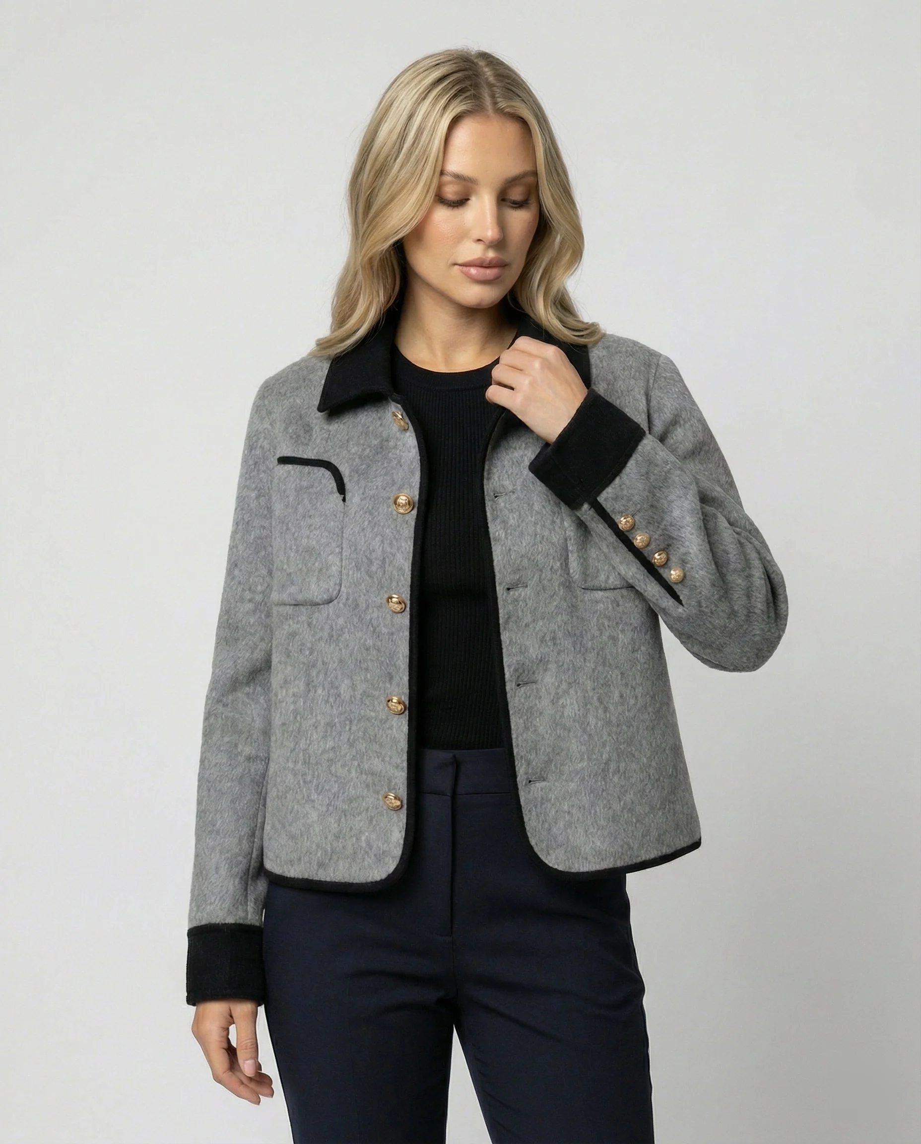 Damen kurze Wollmix-Tweedjacke mit Zierknopfleiste und Brusttasche Heidi-Mode