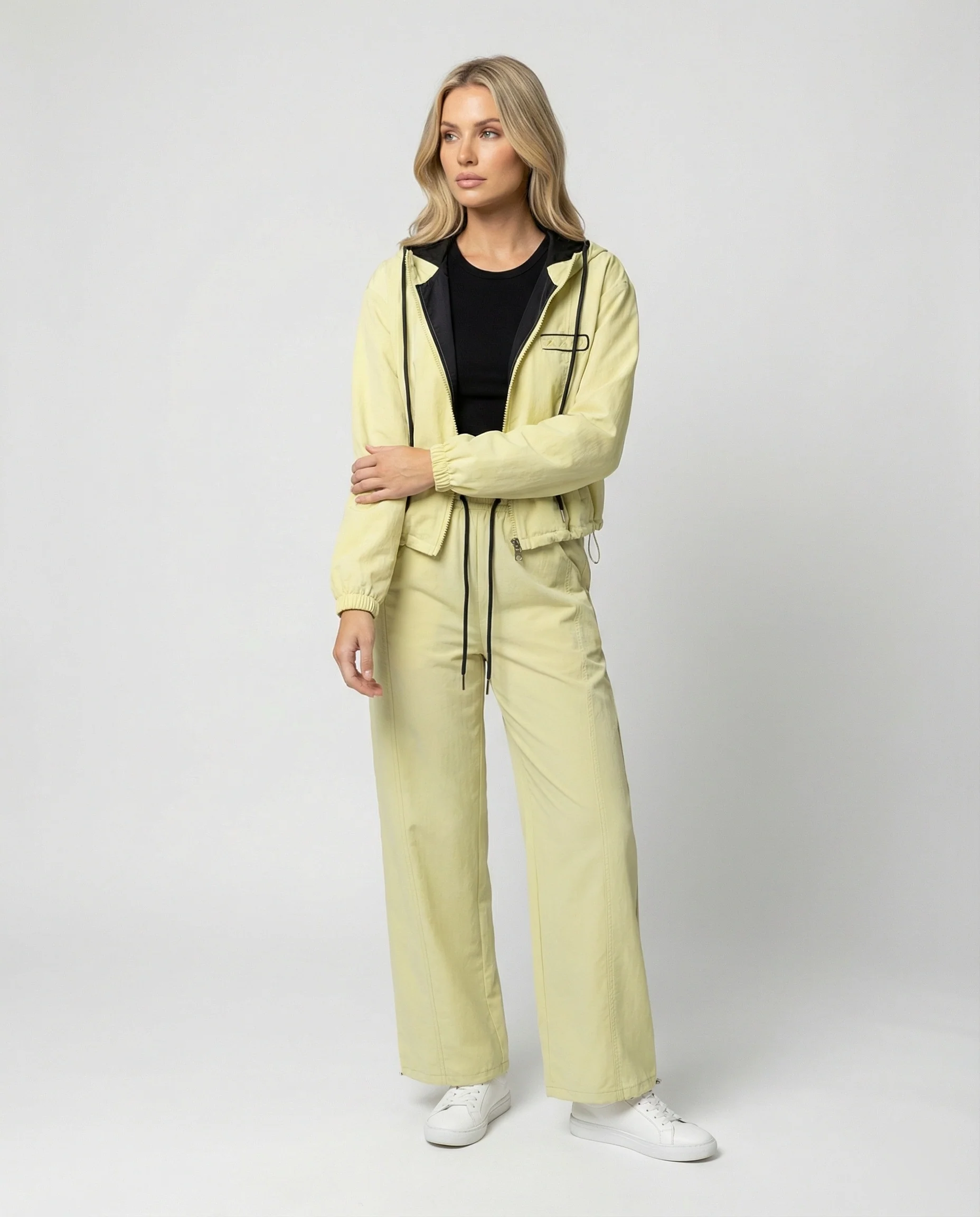Damen kurzes Kapuzenblouson mit Reißverschluss und hochgeschnittener weiter Jogginghose Heidi Mode