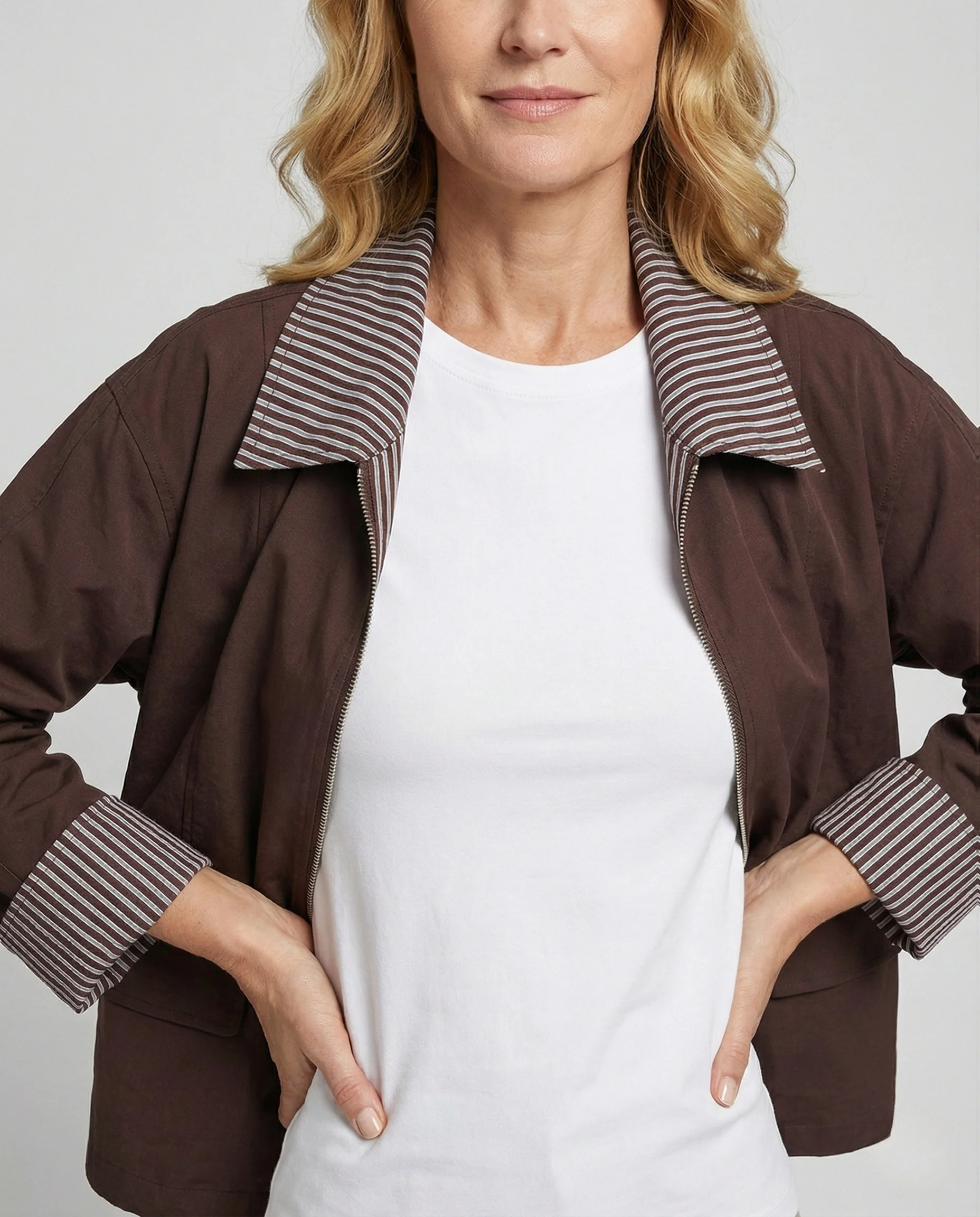 Kurzjacke im boxigen Schnitt mit gestreiftem Kontrastkragen und Umschlagärmeln Heidi Mode - Image 2