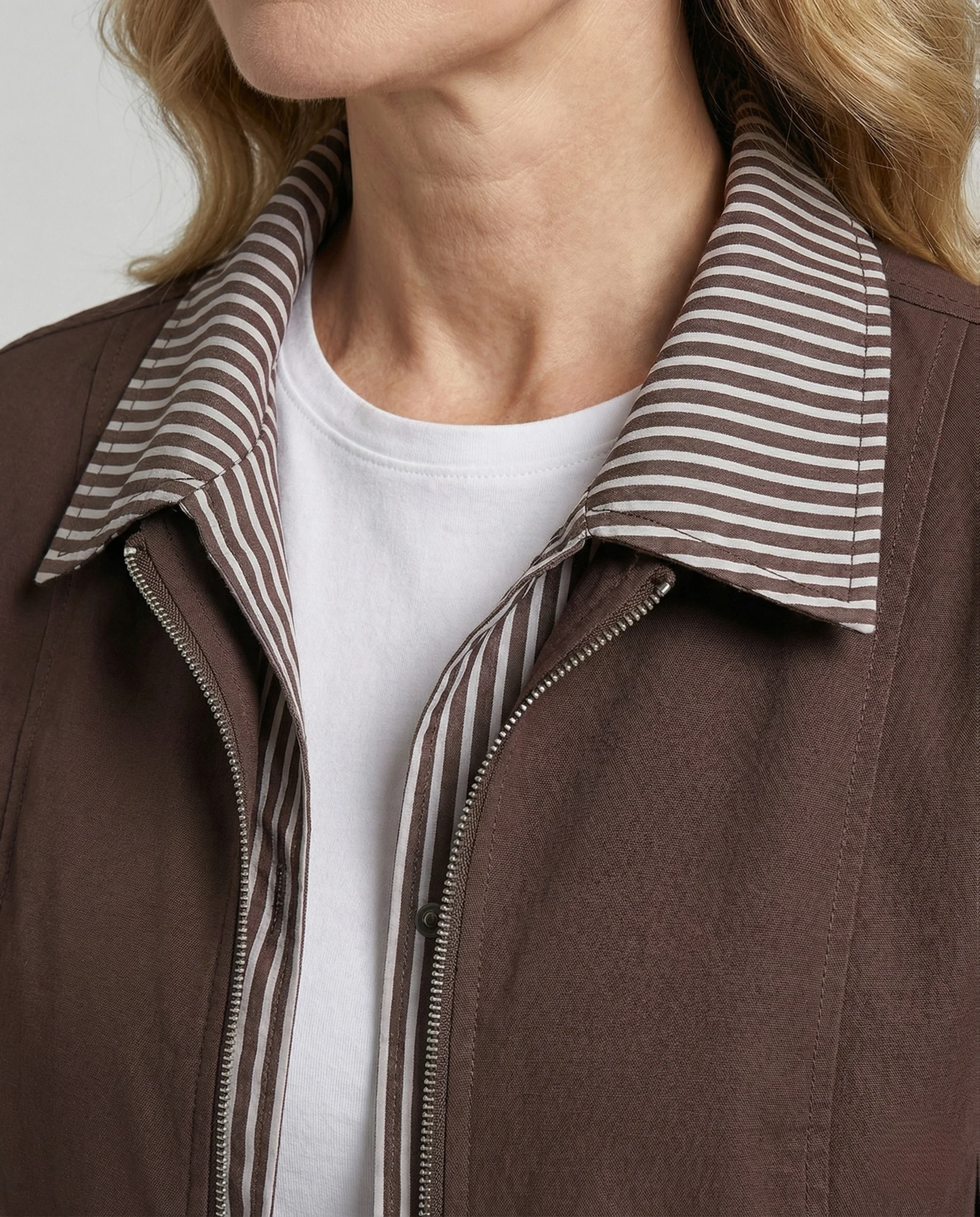 Kurzjacke im boxigen Schnitt mit gestreiftem Kontrastkragen und Umschlagärmeln Heidi Mode - Image 3