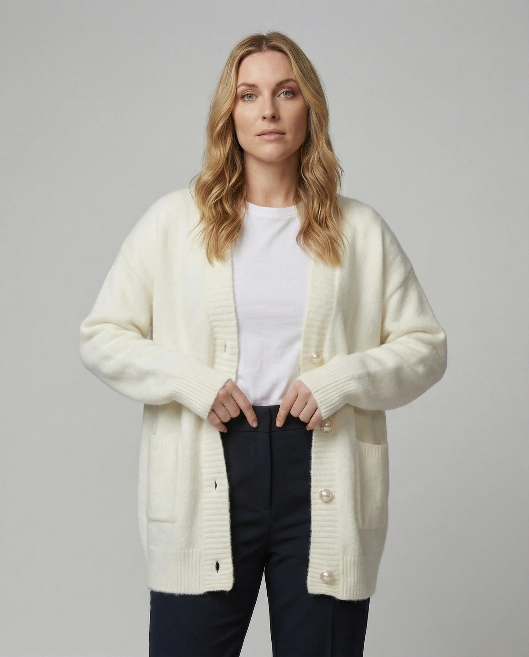 Lässiger Longcardigan in Mohair-Optik mit Rippbündchen, aufgesetzten Eingrifftaschen und Tonknöpfen Heidi-Mode