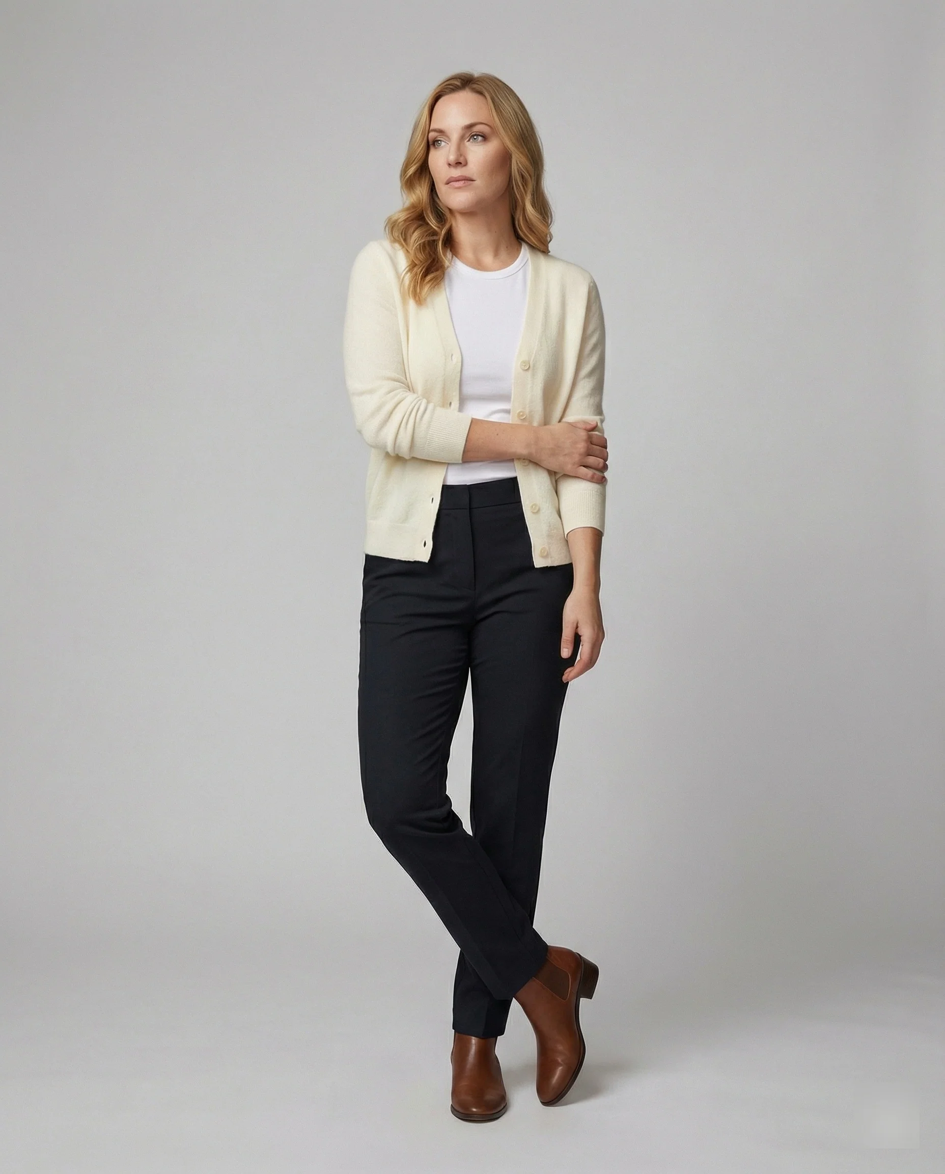 Leichte Feinstrick-Cardigan mit durchgehender Knopfleiste, überschnittenen Schultern und verlängerten Rippbündchen Heidi-Mode - Image 2