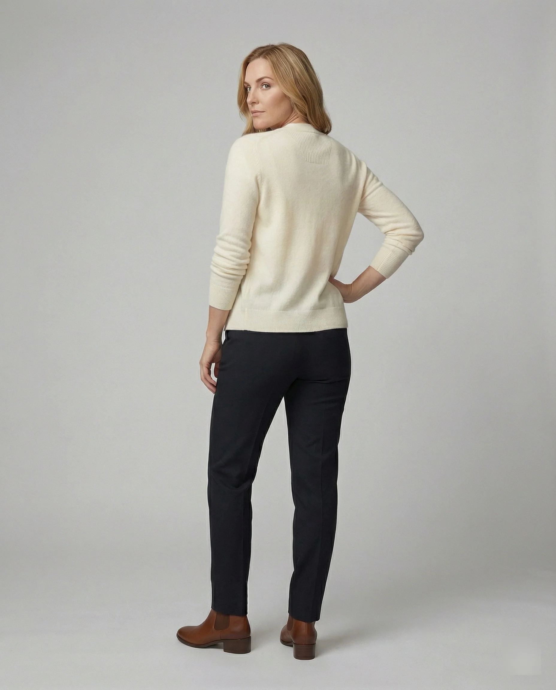 Leichte Feinstrick-Cardigan mit durchgehender Knopfleiste, überschnittenen Schultern und verlängerten Rippbündchen Heidi-Mode - Image 4