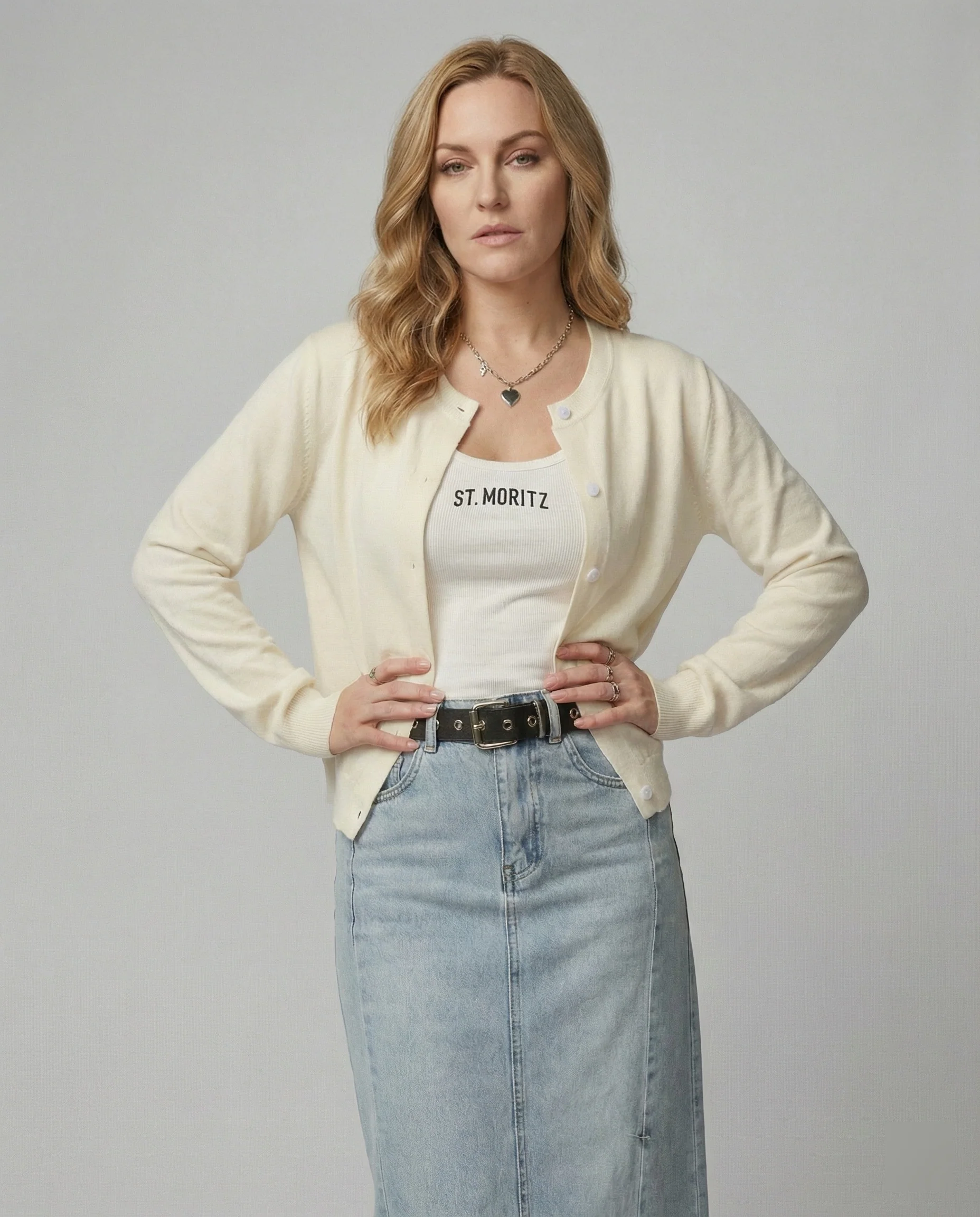Leichte Feinstrick-Cardigan mit Rundhalsausschnitt, soften Rippbündchen und minimalistischer Knopfleiste Heidi-Mode