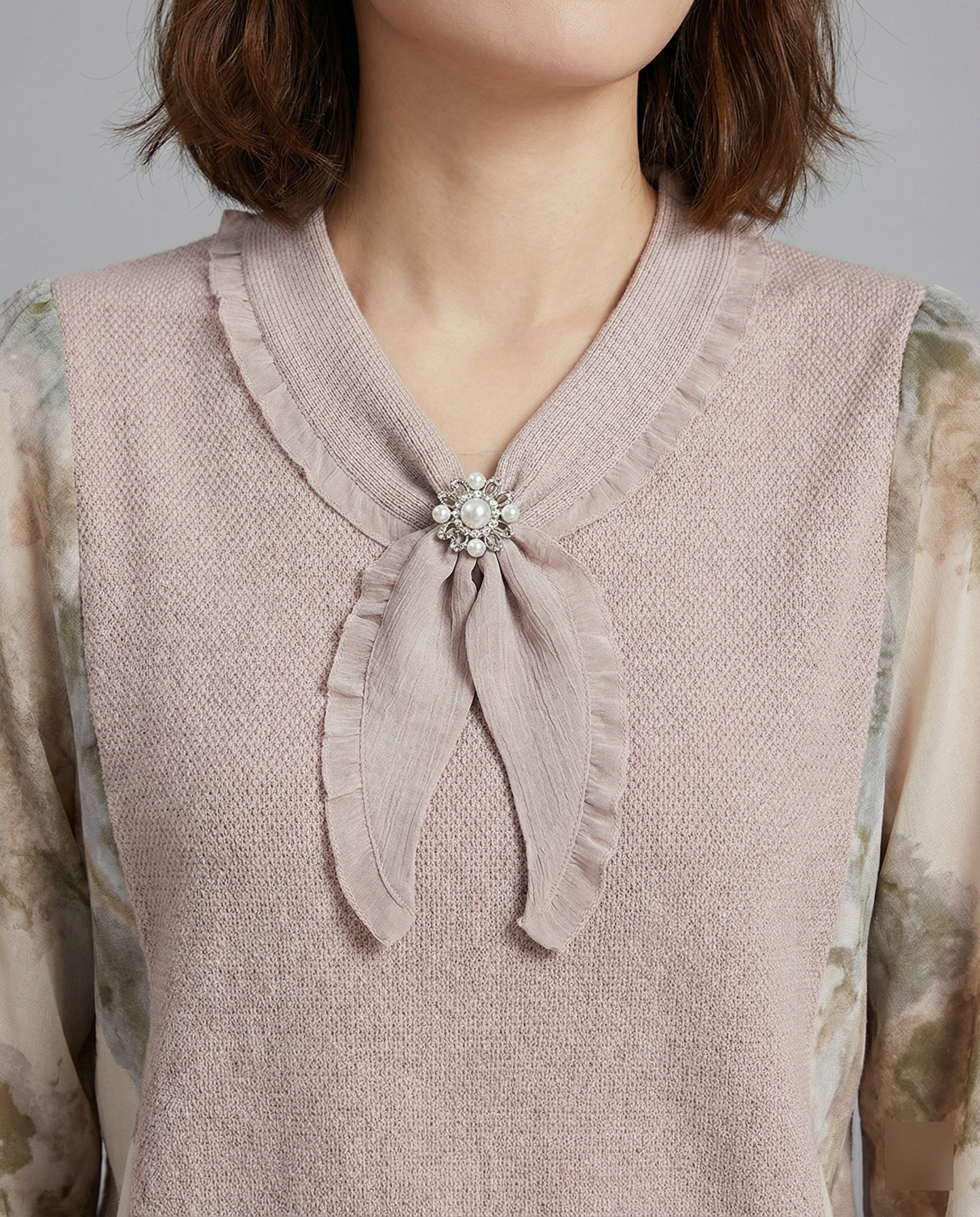 Leichter Strukturstrickpullover mit dekorativem Schleifenkragen, transparenten Chiffonärmeln und Schmuckbrosche Heidi Mode - Image 2