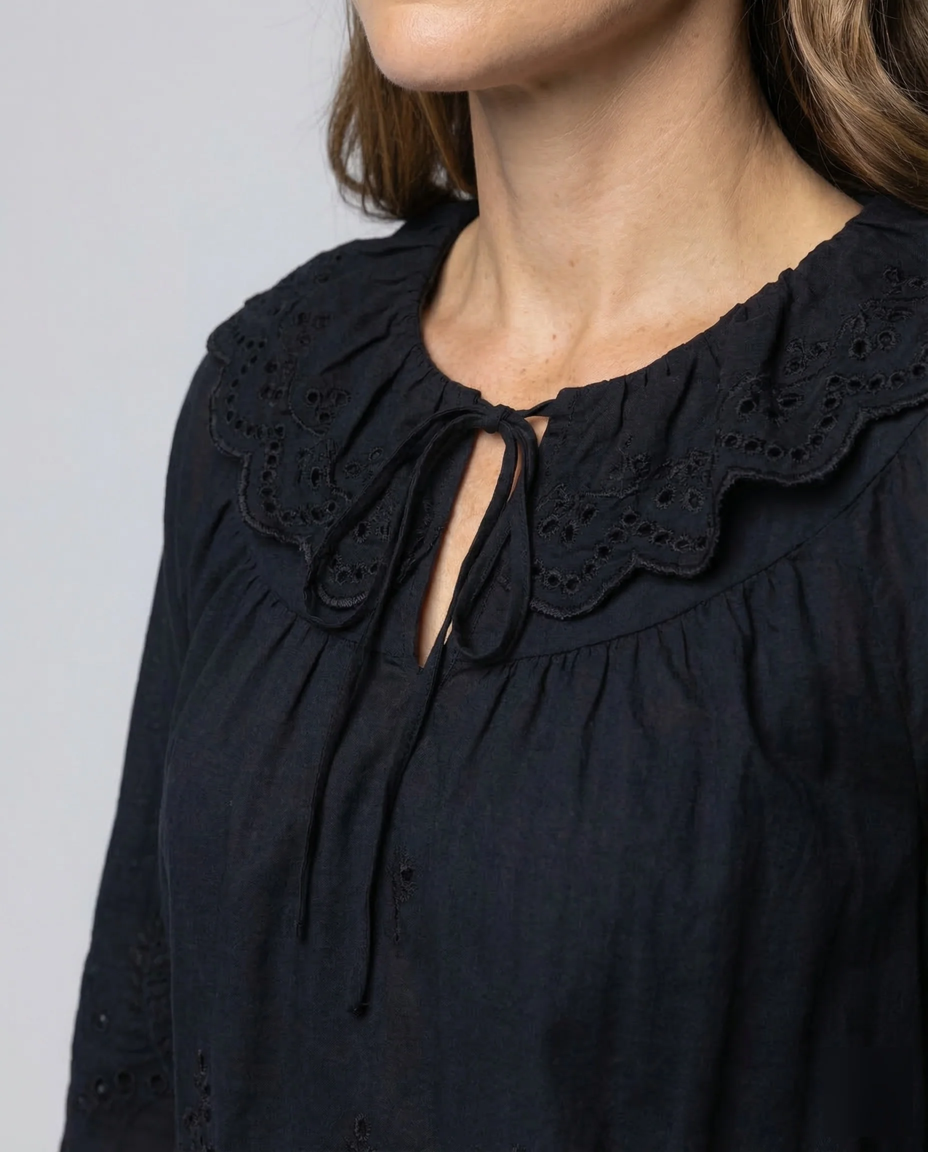 Damen Lochstickerei Bluse Volant - Image 3